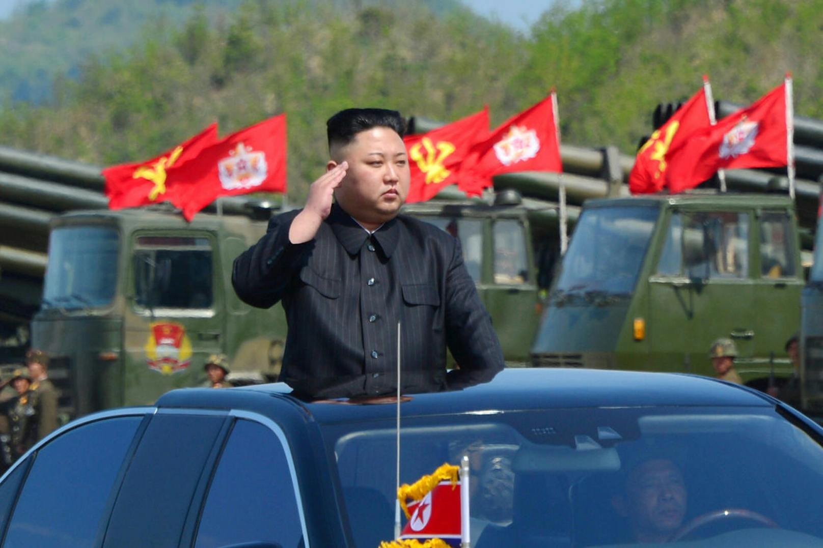Diktator Kim Jong-un ließ es sich nicht nehmen, bei dem Manöver persönlich dabei zu sein.
