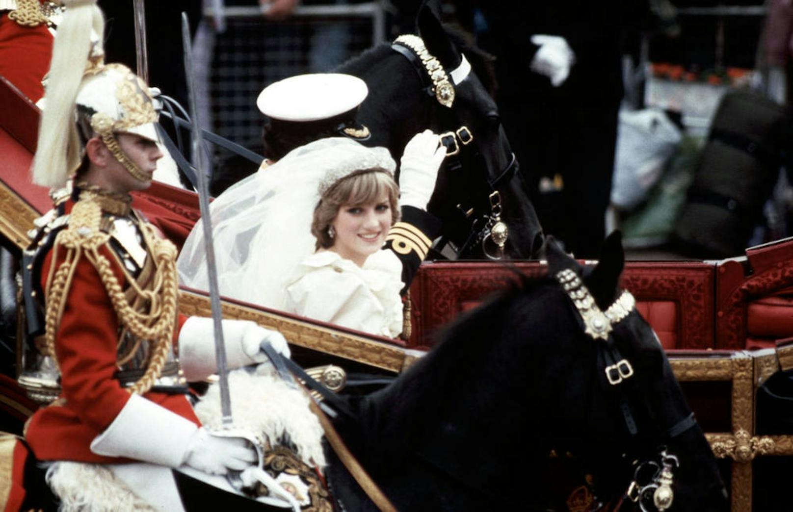 Die Prinzessin of Wales in der romantischen Kutsche bei ihrer Hochzeit mit Prinz Charles.