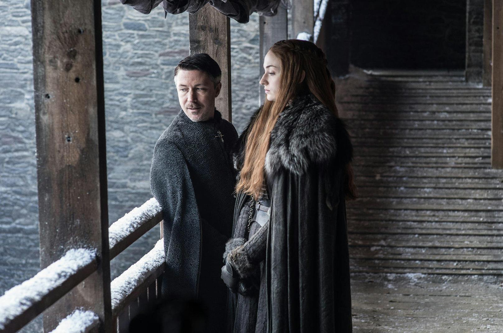 Aidan Gillen als Petyr "Littlefinger" Baelish und Sophie Turner als Sansa Stark