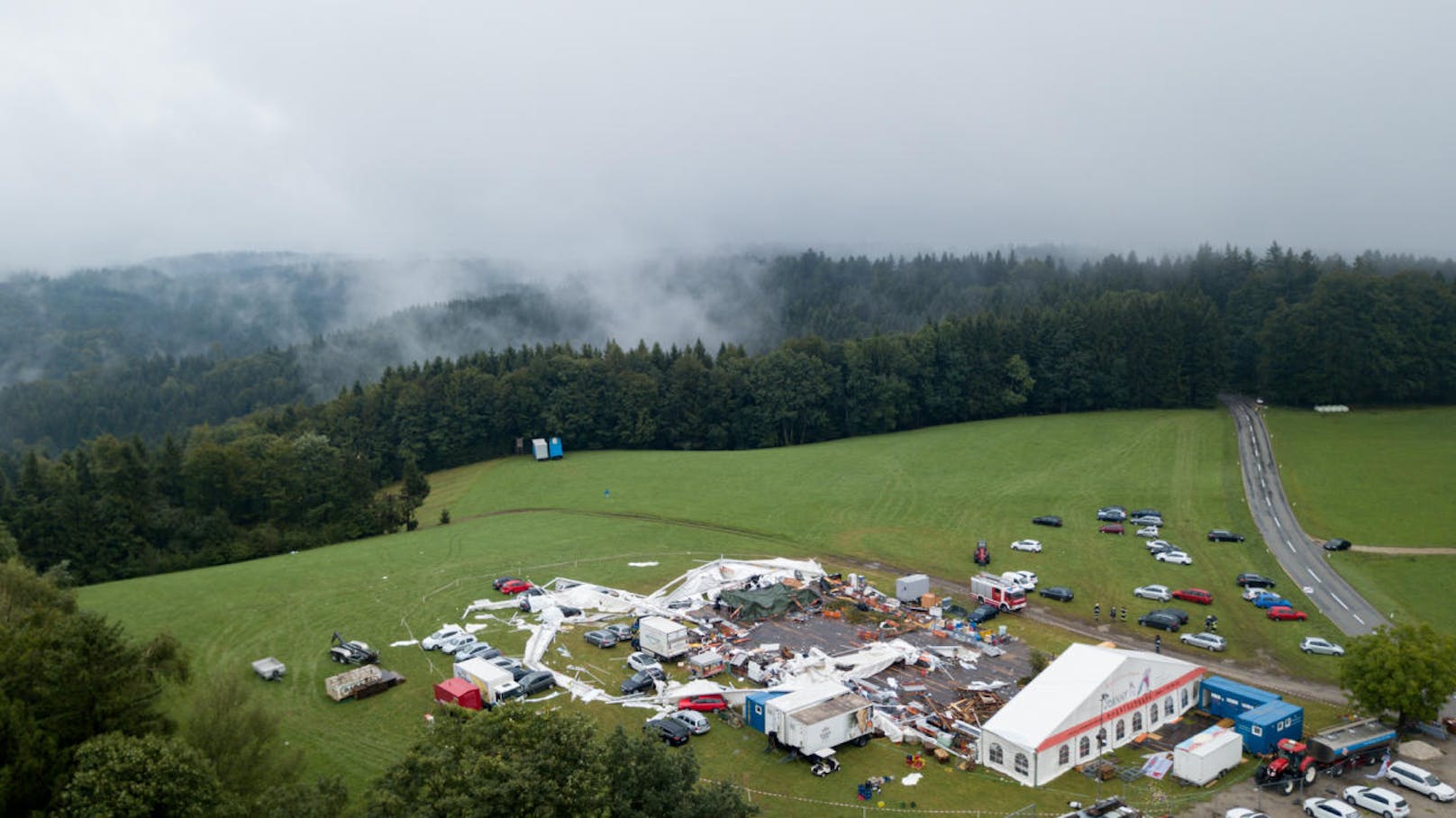 Unwetterkatastrophe am Frauscherecker Zeltfest in St. Johann im Walde. Zwei Menschen sind tot. Eine Luftaufnahme vom Tag zeigt das Ausmaß der Zerstörung.