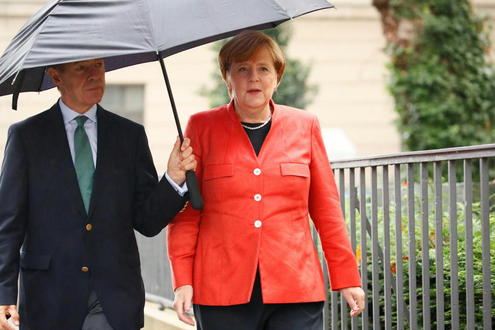Angela Merkel mit ihrem Ehemann am Weg zum Wahllokal.