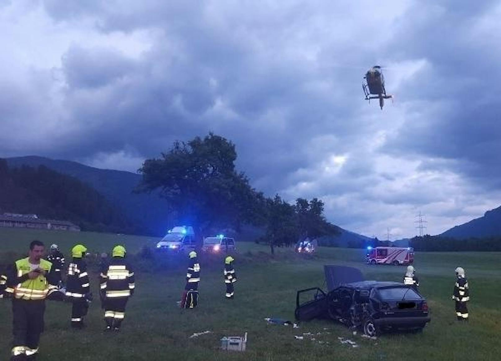 Ein schwerer Verkehrsunfall erschüttert den Bezirk Liezen: Ein 16-Jähriger schwebt nach dem Crash in Lebensgefahr.