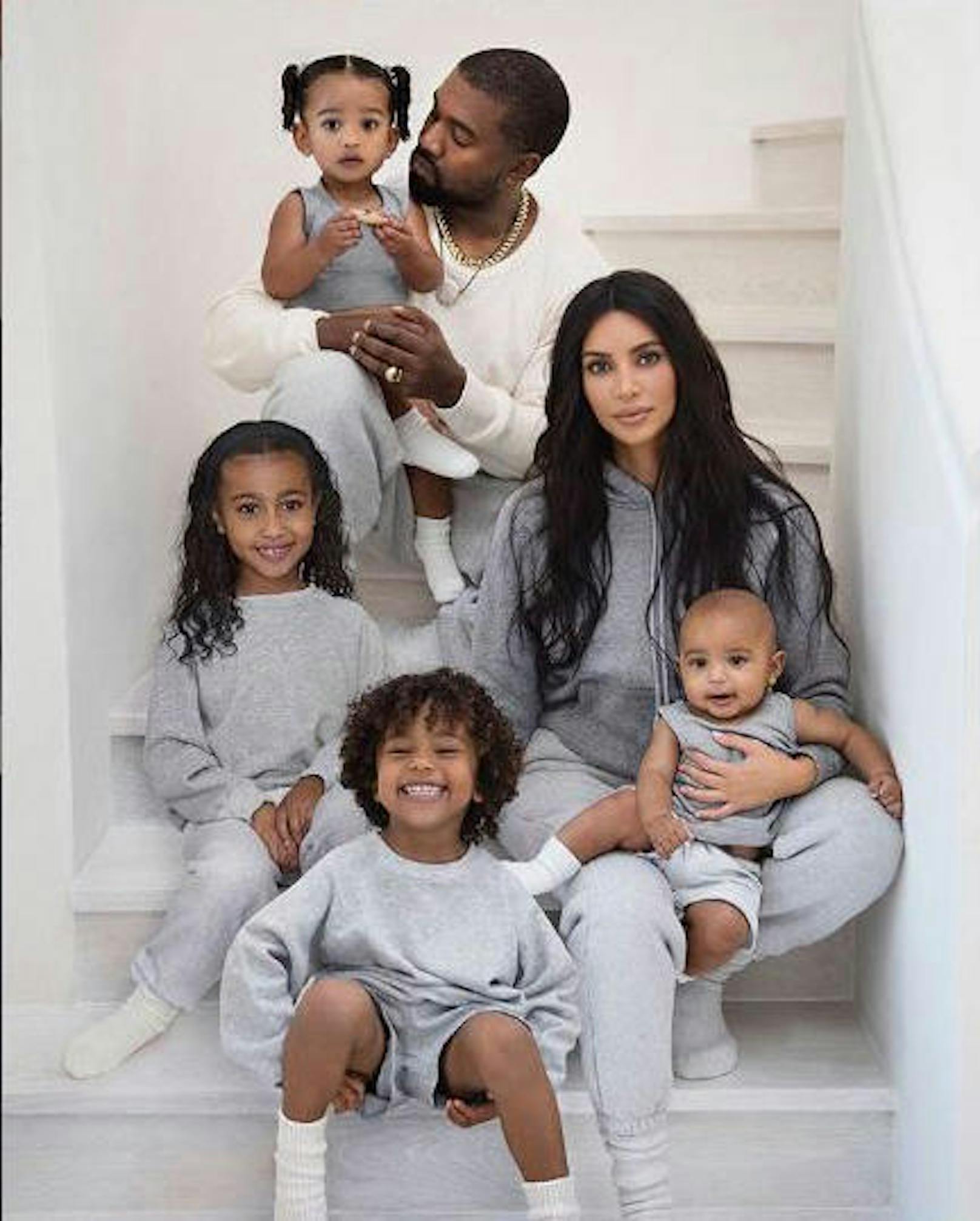 15.12.2019: Eine Kardashian Christmas Card mit nur einer Kardashian drauf gab's noch nie. Kim posiert 2019 nur mit Göttergatte Kanye West und den gemeinsamen Kindern Saint (4), North (6), Psalm (7 Monate) und Chicago (1)