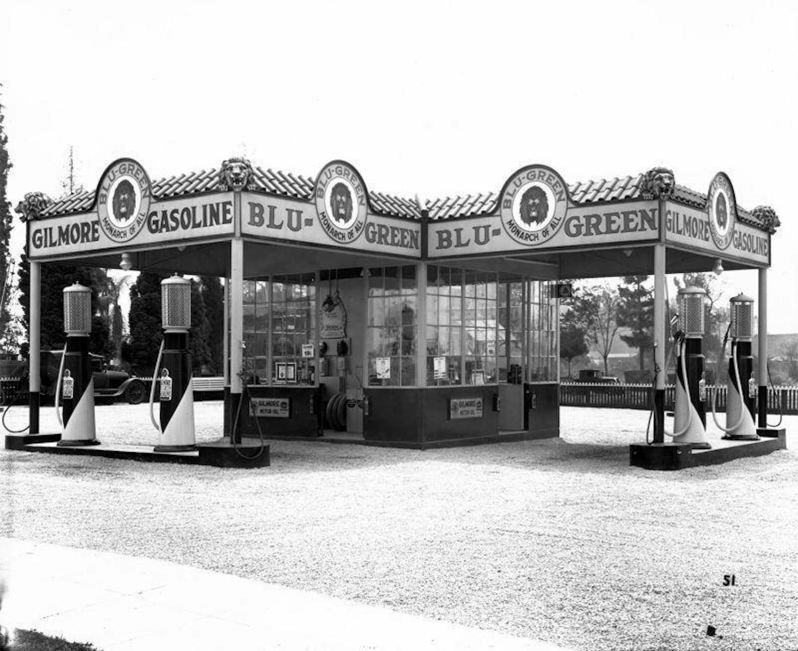 Diese Tankstelle gehört der Gilmore Oil Company und stand zwischen 1920 und 1929 in Los Angeles, Kalifornien.