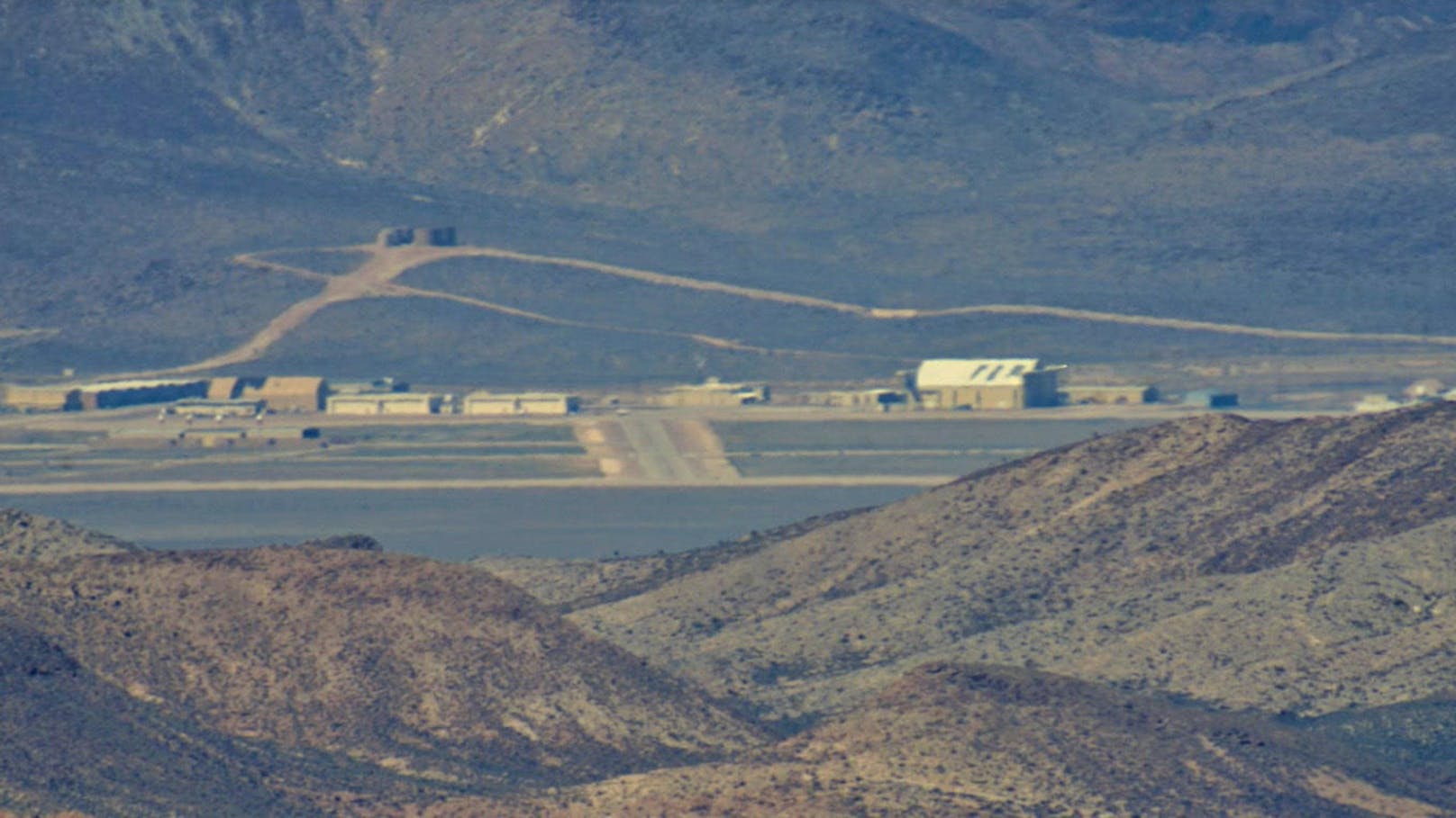 Näher kommt man an das militärische Sperrgebiet zwar ran, hat aber auf Grund des Geländes keinen Blick auf Area 51.