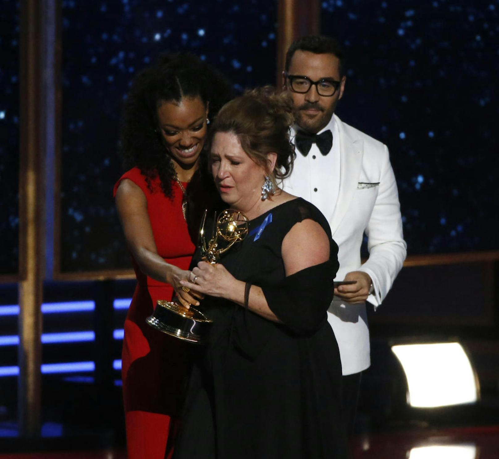 Jeremy Piven und Sonequa Martin-Green (l) überreichen den Emmy für die "Beste Nebendarstellerin in einer Drama Serie" an Ann Dowd für "The Handmaid's Tale"