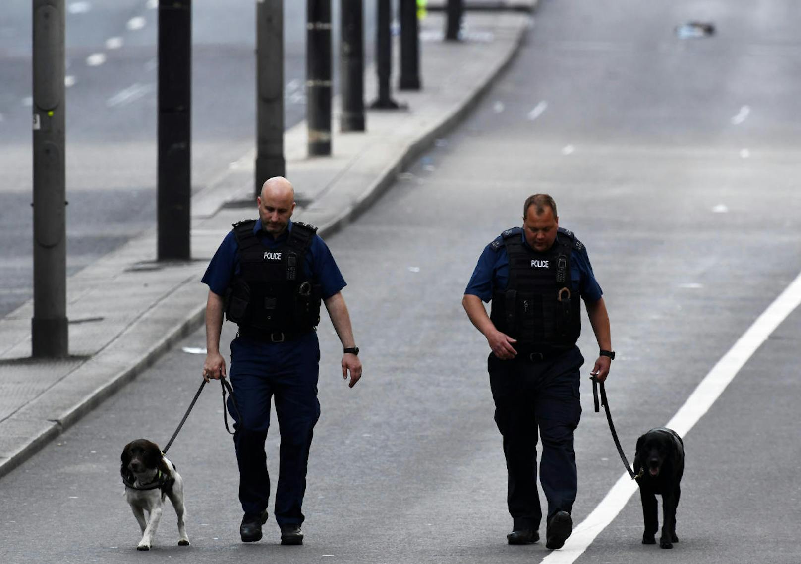 Am Tag nach dem Anschlag: Bewaffnete Polizisten patrouillieren in der Londoner Innenstadt. Der Anschlagsort ist noch abgesperrt, Forensiker ermitteln.