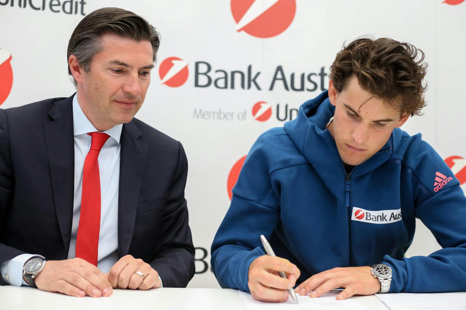 ... mit der UniCredit Bank Austria. Der 23-Jährige ist neuer Markenbotschafter des Geldinstituts (li. Vorstands-Boss Robert Zadrazil).
