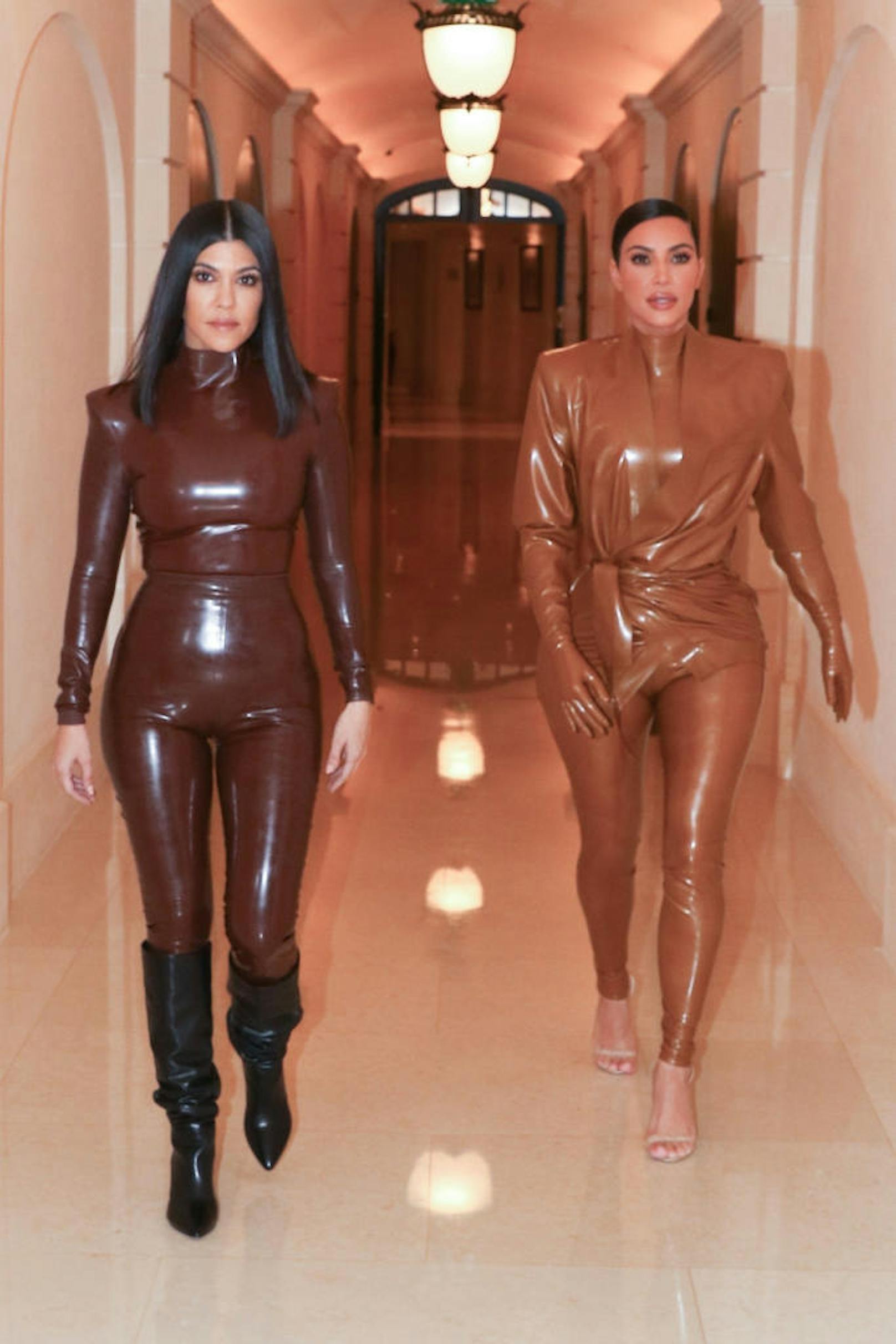<b>Kourtney Kardashian</b> (li.) in strenger Latex-Kluft neben ihrer Schwester <b>Kim</b> während der Paris Fashion Week.