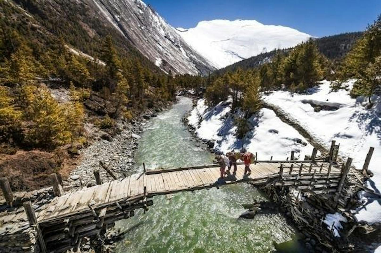 <b>Annapurna Circuit, Nepal:</b> Trotz des Namens muss die Route nicht als kompletter Rundgang absolviert werden. Bei Höhenunterschieden von bis zu 4500 Metern führt die Route bei einem allmählichen Anstieg durch eine einzigartige ökologische Vielfalt. Distanz: 16 bis 230 Kilometer (abhängig von der Route), Dauer: 13 bis 17 Tage, Anforderung: einfach bis schwer.