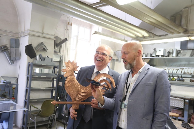 Hahn im Warenkorb: Vizekanzler Wolfgang Brandstetter eröffnete "Jailshop" mit Projektleiter Marco Schreuder.