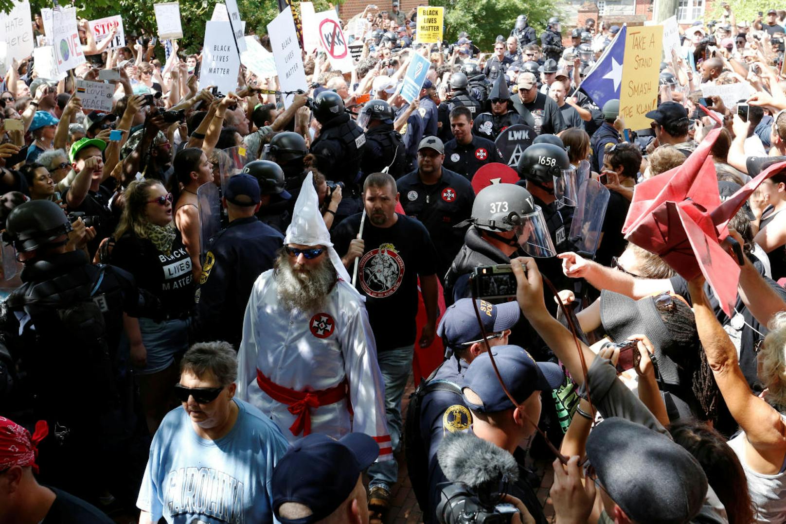 In den USA findet eine Großdemonstration von rechtsextremen und rassistischen Gruppen statt. Es kommt zu Auseinandersetzungen.