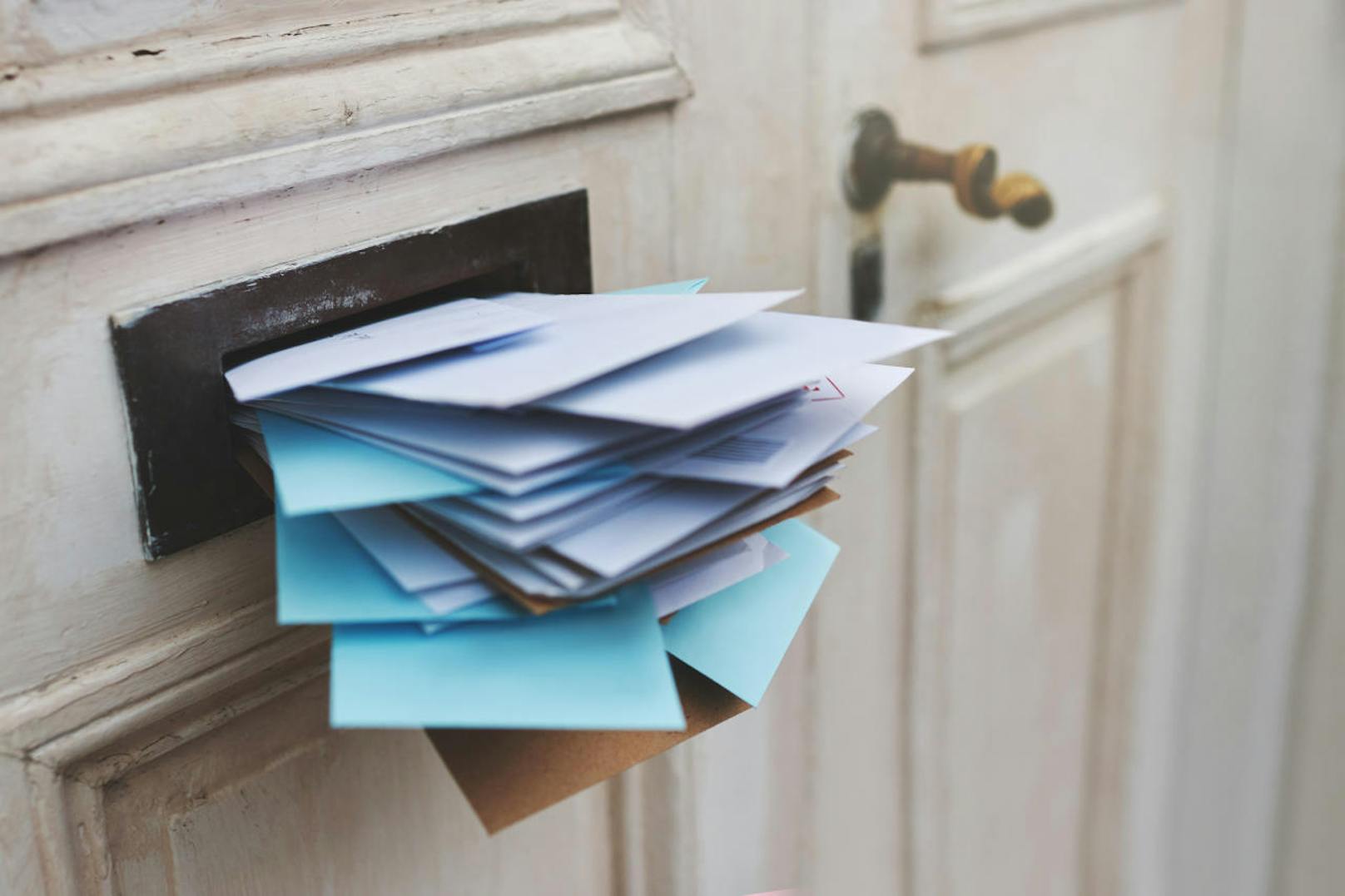 <b>Punk 9: Post.</b> Damit der Briefkasten nicht überquillt, kann man die Post zurückhalten lassen. Oder Sie bitten eine Vertrauensperson, die Post einzusammeln. Damit diese Person auch eingeschriebene Briefe abholen kann, braucht es eine Vollmacht - die lohnt sich vor allem bei längeren Abwesenheiten.