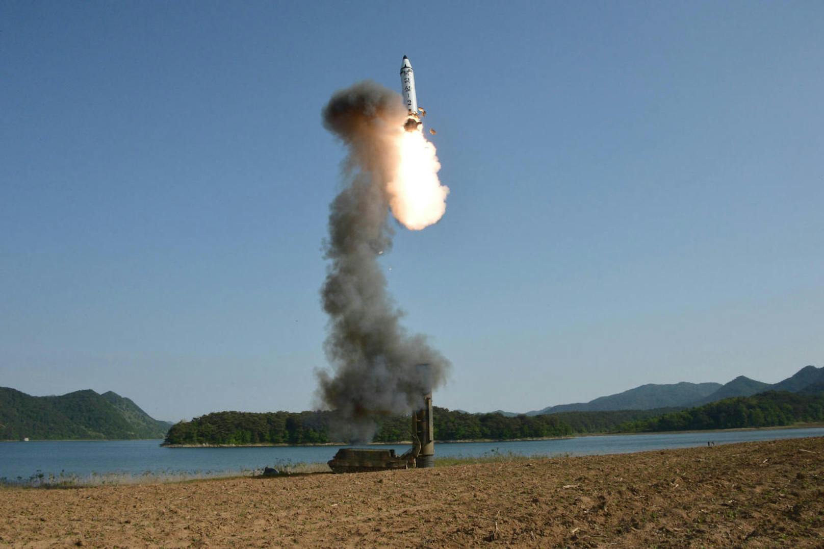 Kim Jong-un lässt erneut Raketen abfeuern. Ein Test einer Boden-Boden-Kurzstreckenrakete vom Typ "Pukguksong-2" (450 km Reichweite) sorgte jetzt weltweit für Aufsehen.