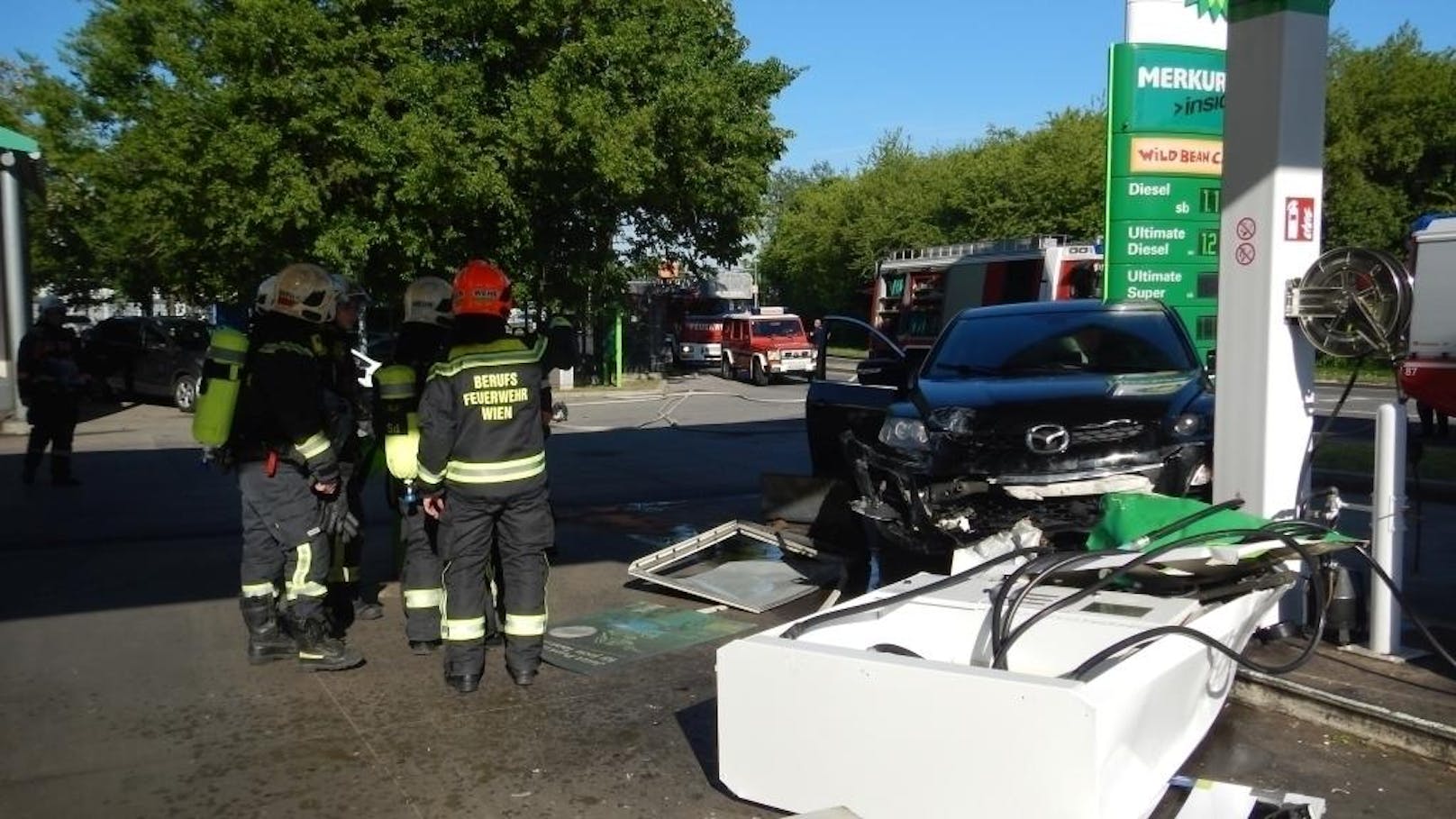 Der SUV rammte eine Tankstelle in Wien-Floridsdorf.
