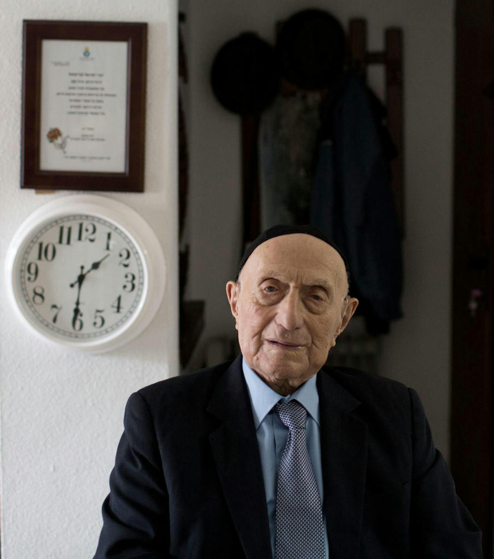 Dann, im Jahr 1944, wurde Israel Kristal nach Auschwitz deportiert. Er überlebte als einziger seiner Familie.