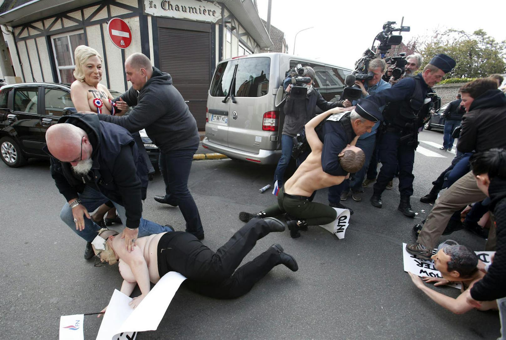 Die barbusigen Femen-Aktivistinnen skandierten Slogans und hielten Plakate in die Höhe