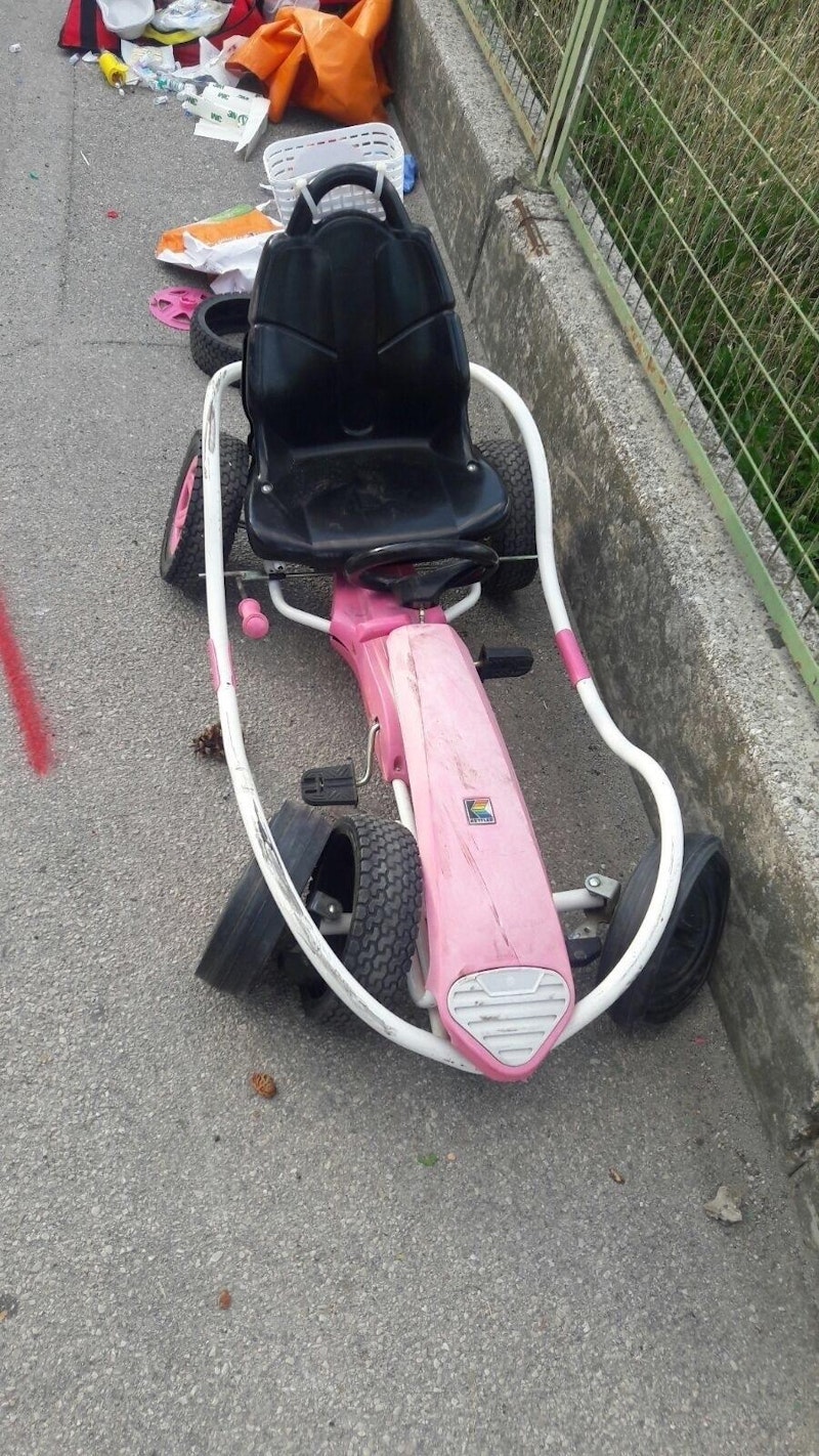 Ein Mann und ein Kind wurden schwer verletzt.