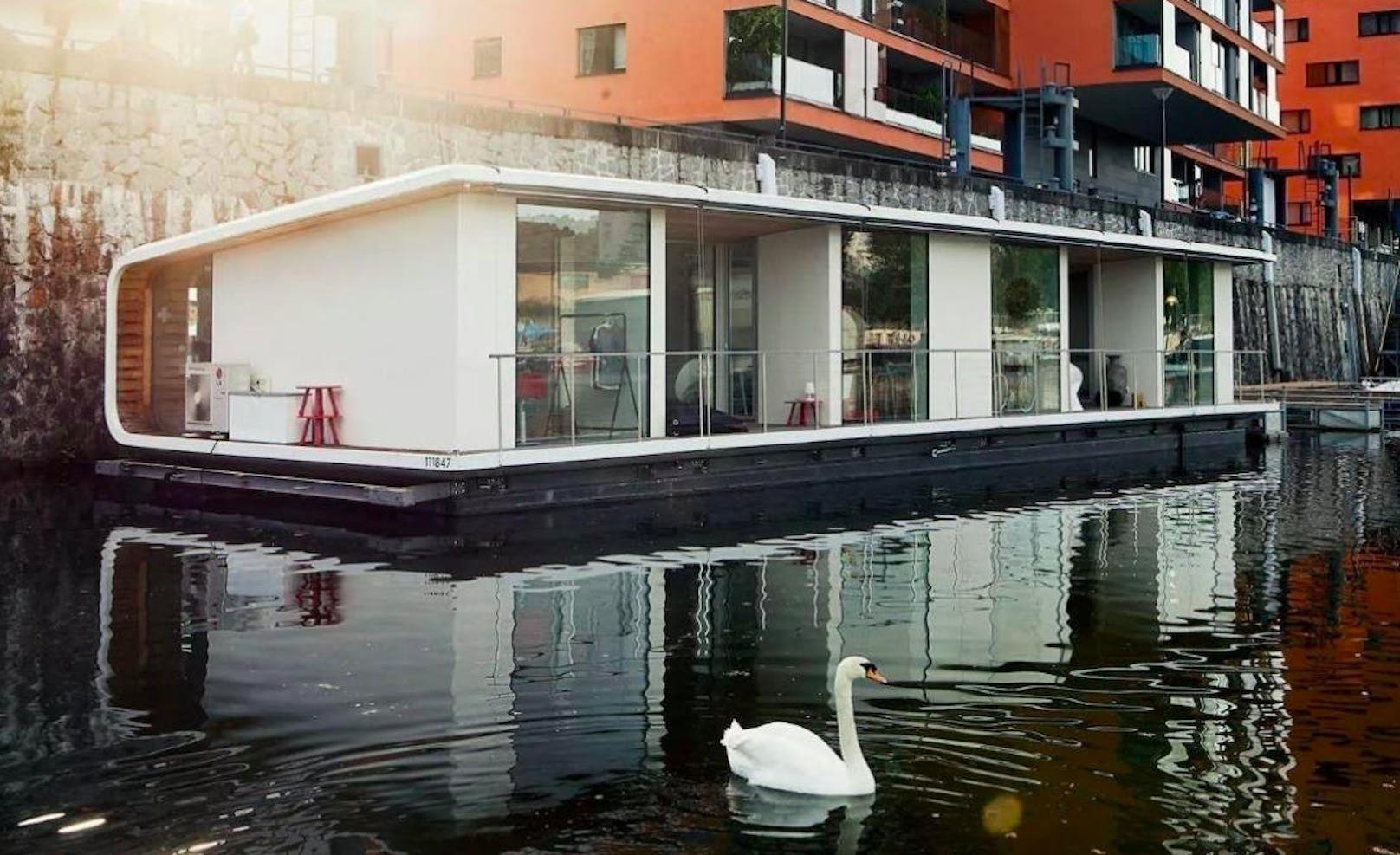 Darf es etwas moderner sein? Dieses Hausboot in Prag wurde von der bekannten tschechischen Architekten-Gruppe SAD entworfen.