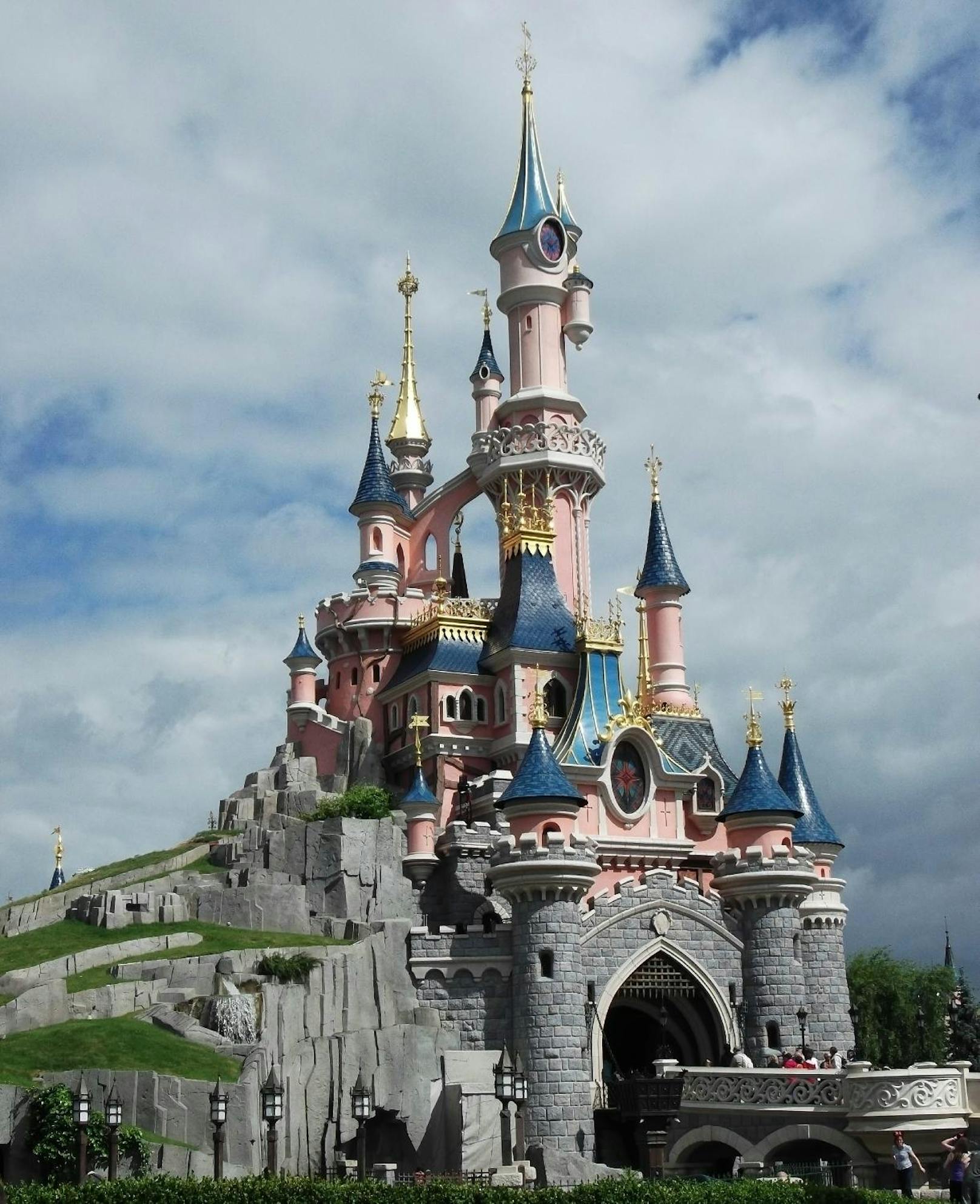 <b>Platz 4</b>
Noch beliebter ist aber der <b>Disneyland Park</b> selbst in Marne-la-Vallée, Frankreich.