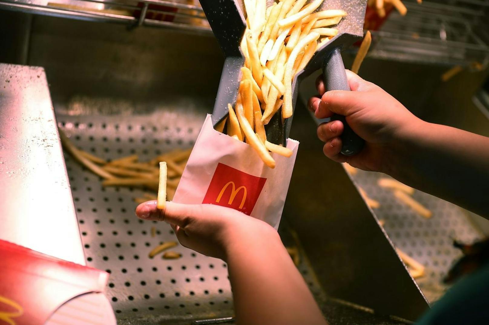 "Ich habe bei McDonald's gearbeitet und dort wurde mir beigebracht, an welcher Stelle man einen Pommes-Karton beim Befüllen drücken muss, dass er voll aussieht, aber nicht ist", behauptet Reddit-User ExperiMENTALbunny.