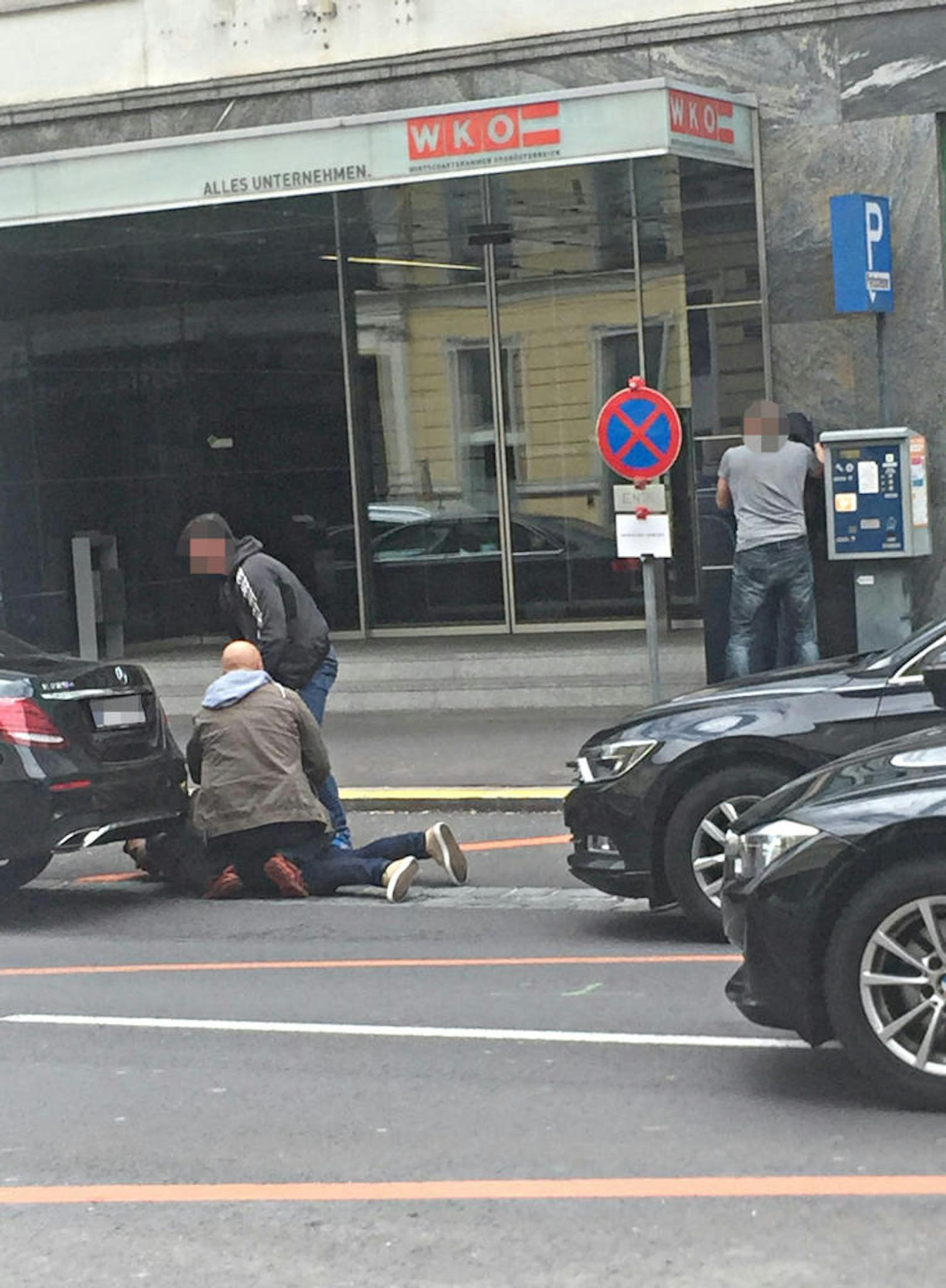 Drei bis vier Männer wurden in der Linzer Innenstadt auf offener Straße von Polizisten in Zivil festgenommen.