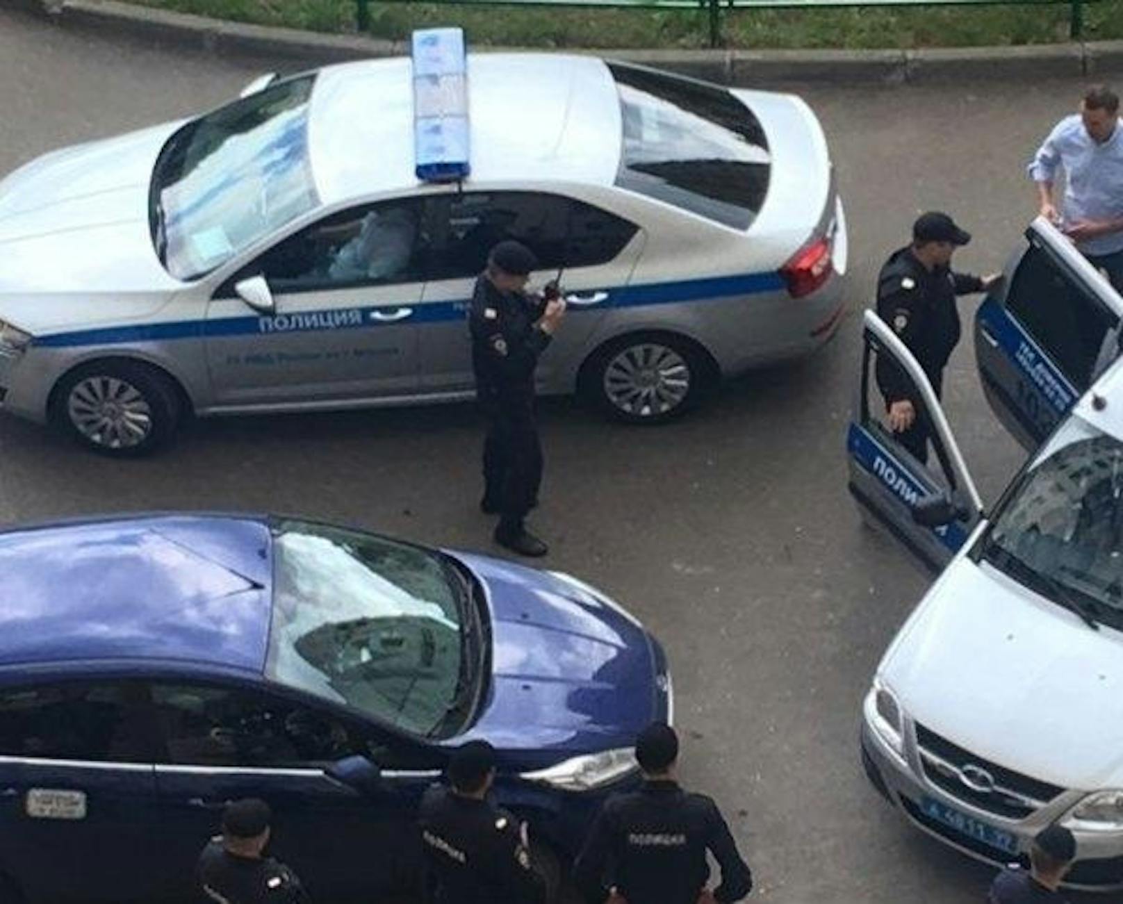 Zugriff: Alexej Nawalny (im Hemd) wird vor seinem Haus in Moskau verhaftet.