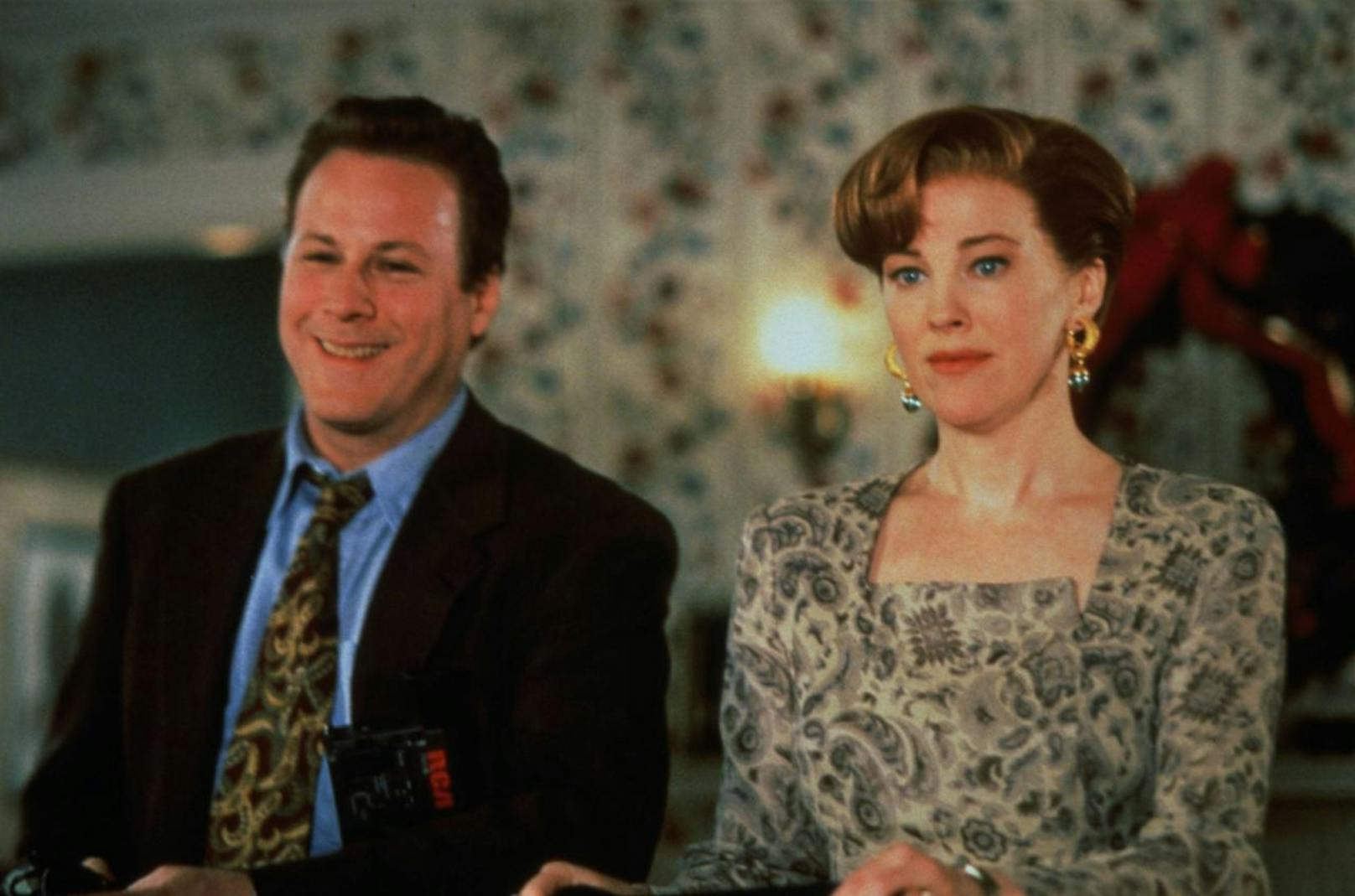 John Heard als Peter McCallister zusammen mit Catherine O'Hara in "Kevin allein in New York" (1982).