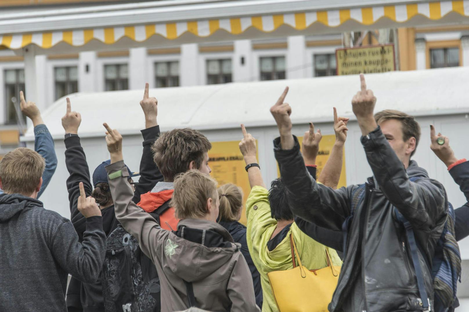 Eine Demonstration von Nationalisten am Tag nach dem Anschlag wurde von der übrigen Bevölkerung Turkus mit eindeutigen Gesten begrüßt.