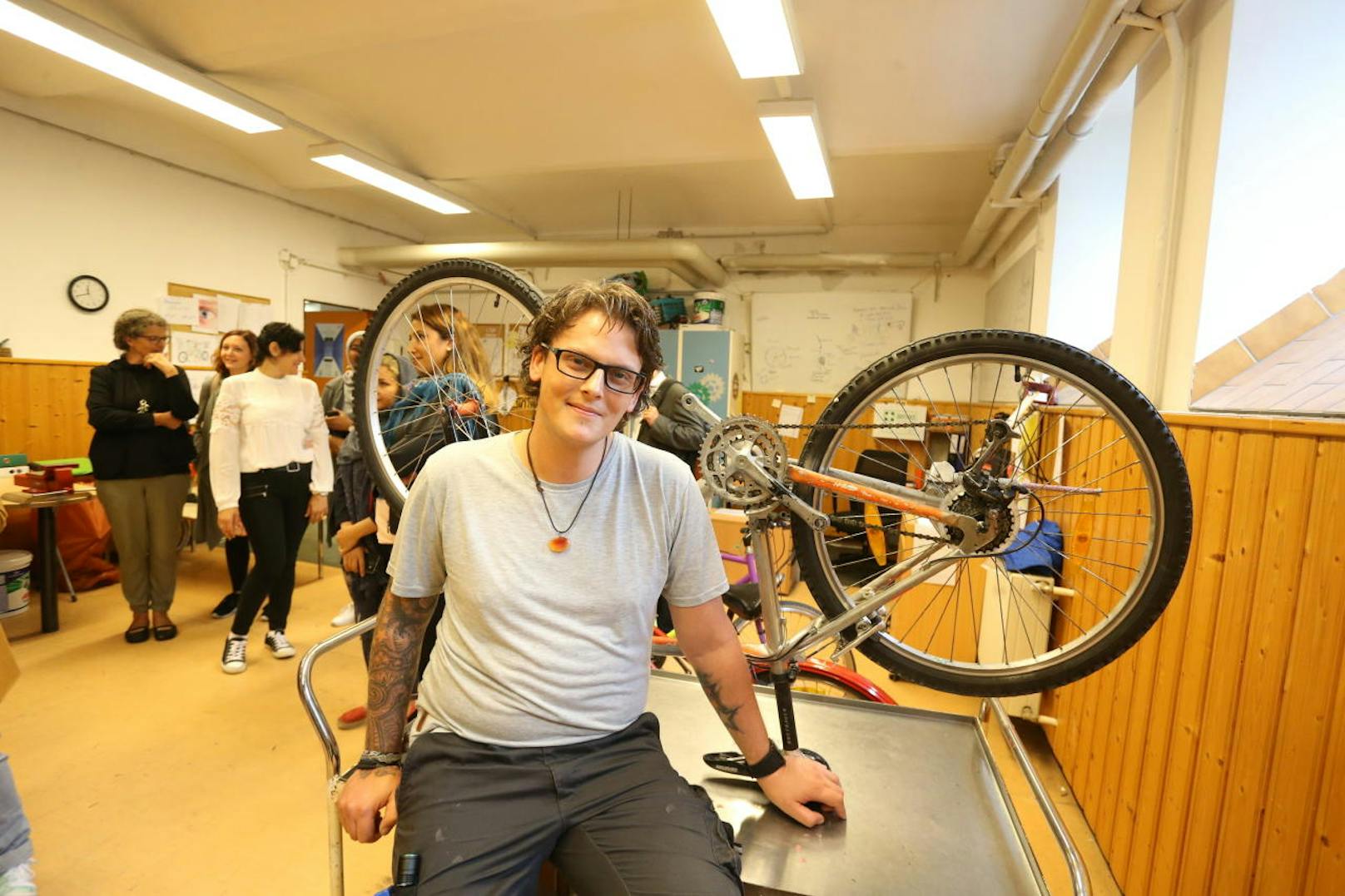 Florian Sixta leitet die "Refugee Bike Kitchen", sagt: "Wir bereiten die Leute auf das vor, was in der Arbeitswelt gefordert wird."