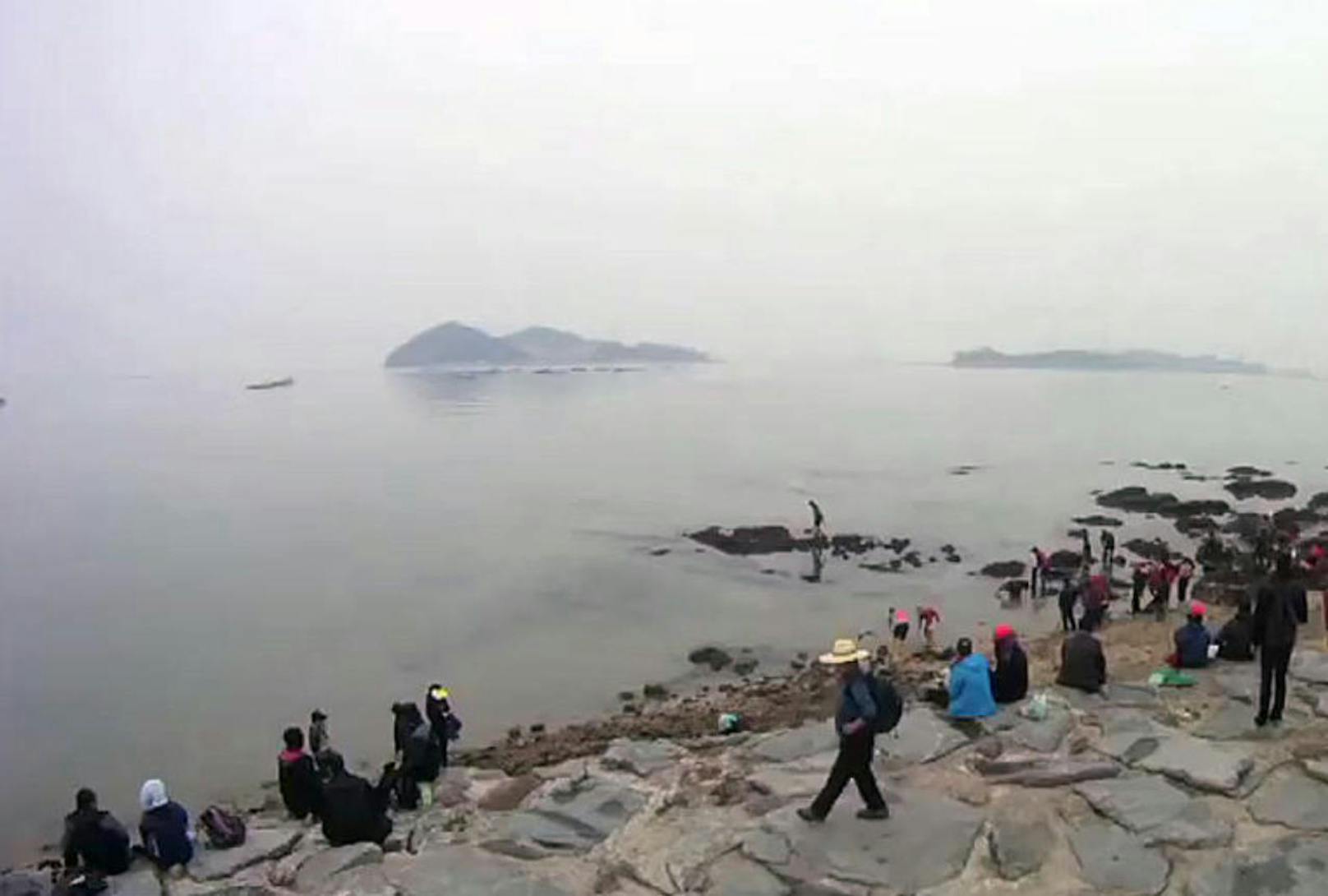 An den meisten Tagen im Jahr sind die südkoreanischen Inseln Modo (im Hintergrund) und Jindo (Ort der Aufnahme) durch Meerwasser getrennt. Screenshot Youtube/Steve Miller