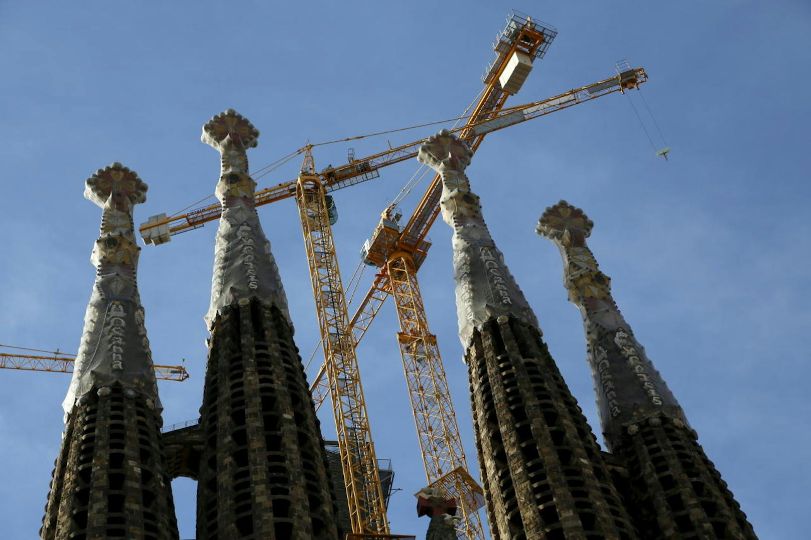 Die Onlinezeitung "El Español" berichtete , die Terrorzelle habe ursprünglich Anschläge auf drei Ziele geplant: die Sagrada Familia, die Rambla und ein weiteres, unbekanntes Ziel. Nun bestätigte Chemlal vor Gericht: die Sagrada Damilia sollte in die Luft gejagt werden.