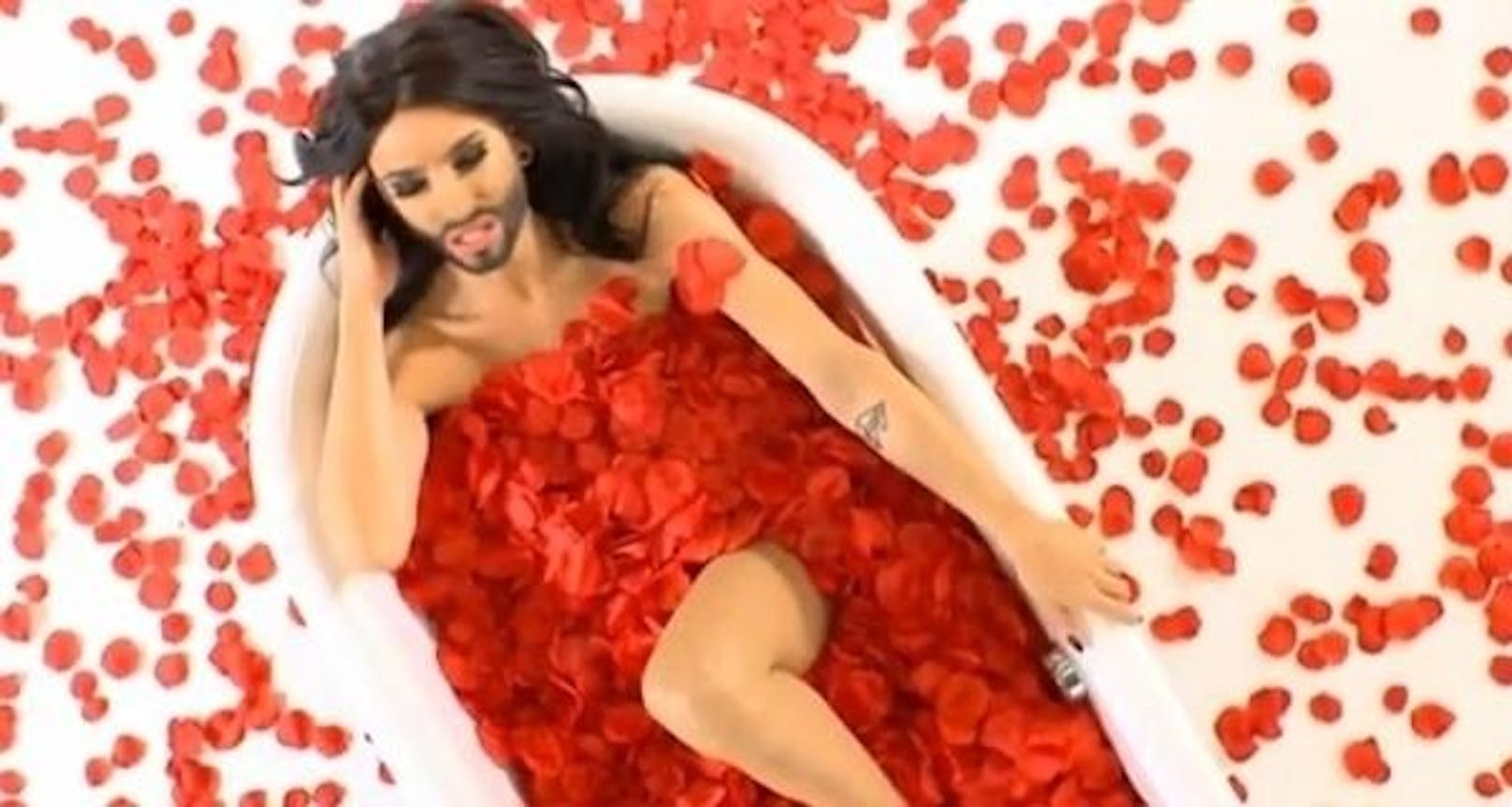 Sexy räkelt sich Conchita a la "American Beauty" für ein Musikvideo in der Wanne.