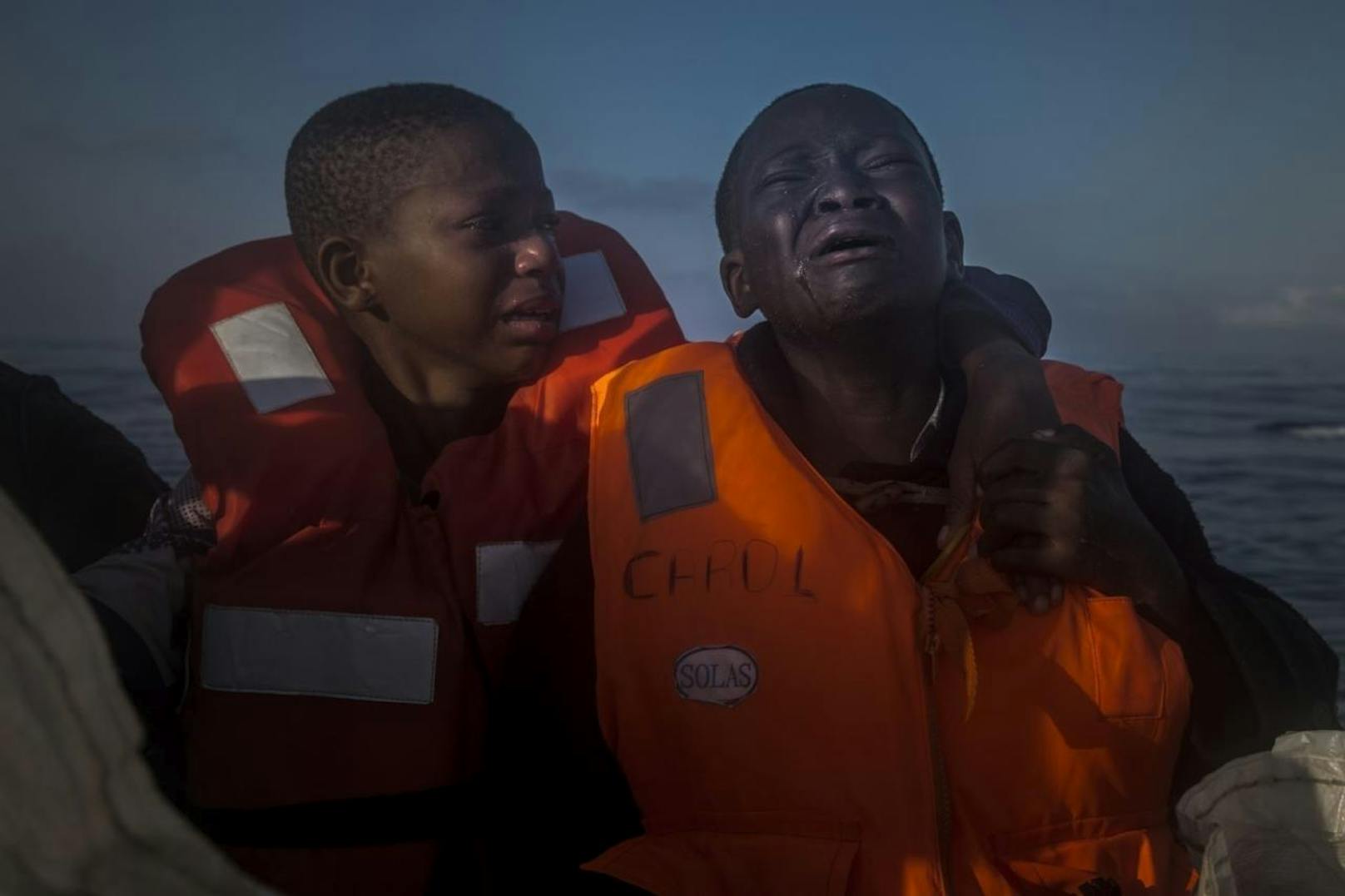 <b>Reportagen ? Zweiter Preis, Einzelbilder</b>
Santi Palacios, The Associated Press
Titel: Verlassen
Ein elfjähriges Mädchen (links) und ihr zehnjähriger Bruder, deren Mutter in Libyen gestorben ist, auf einem NGO-Rettungsboot im Mittelmeer, 28. Juli 2016, etwa 23 Kilometer nördlich von Sabratha, Libyen. Mit anderen geretteten Flüchtlingen hatten die Kinder mehrere Stunden in einem überfüllten Schlauchboot auf offener See verbracht.
