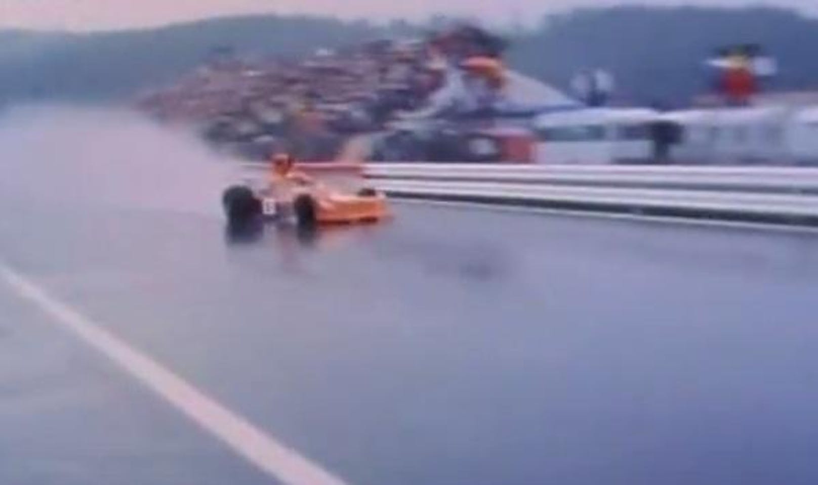 Das Skandal-Rennen 1975: Der Grand Prix wurde nach etwas mehr als der Hälfte im strömenden Regen abgebrochen. Der Italiener Vittorio Brambilla feierte den einzigen Sieg seiner Karriere...