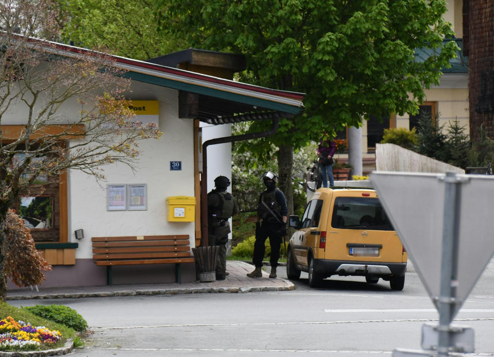 Polizei vor der Bank in Erpfendorf.