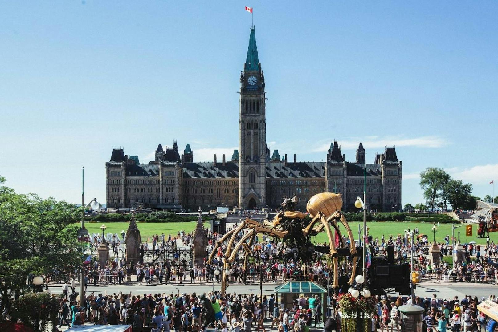 Riesenspinne (Roboter) in Ottawa auf der Notre Dame Kathedrale_6