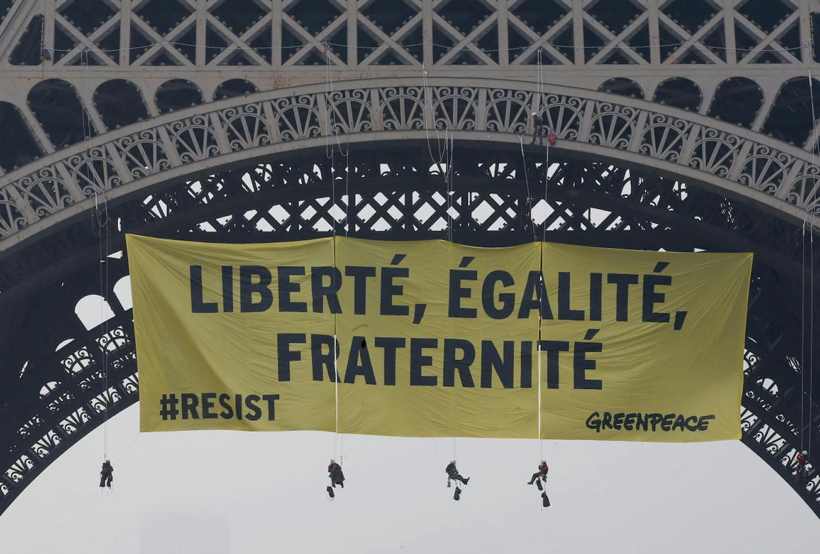 Greenpeace-Aktivisten brachten das riesige Transparent gegen den Front National am Eiffenturm an