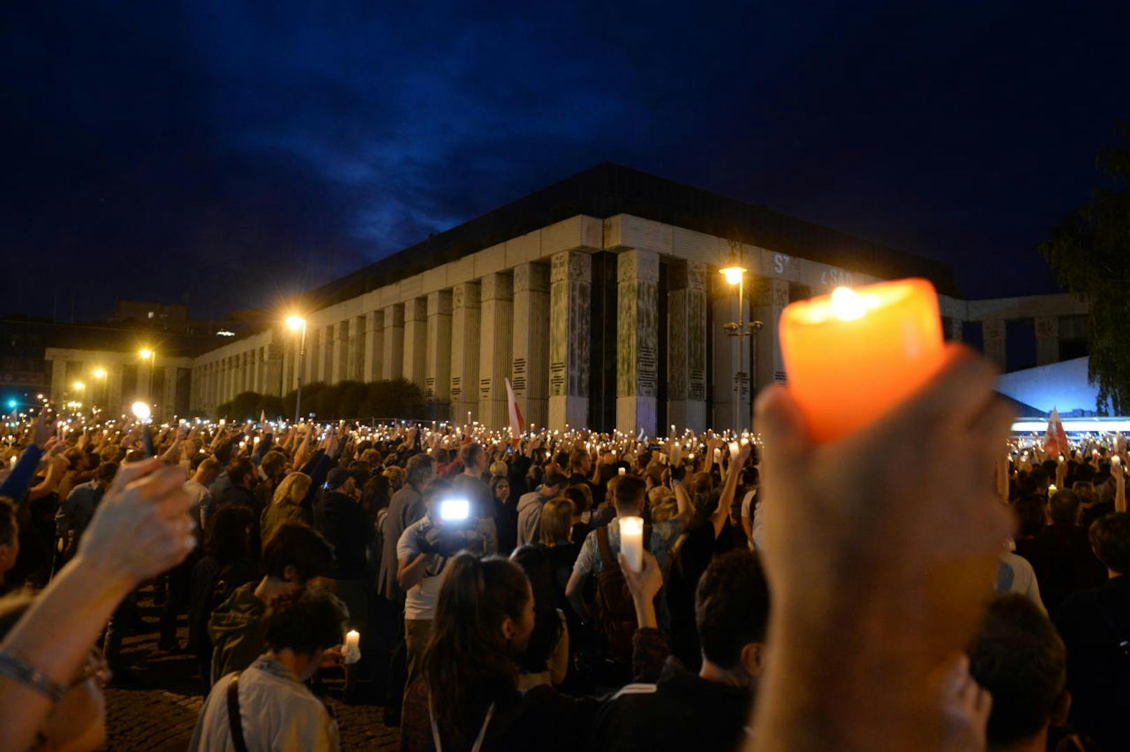 Der Lichterprotest tausender Polen vor dem Höchstgericht in Warschau