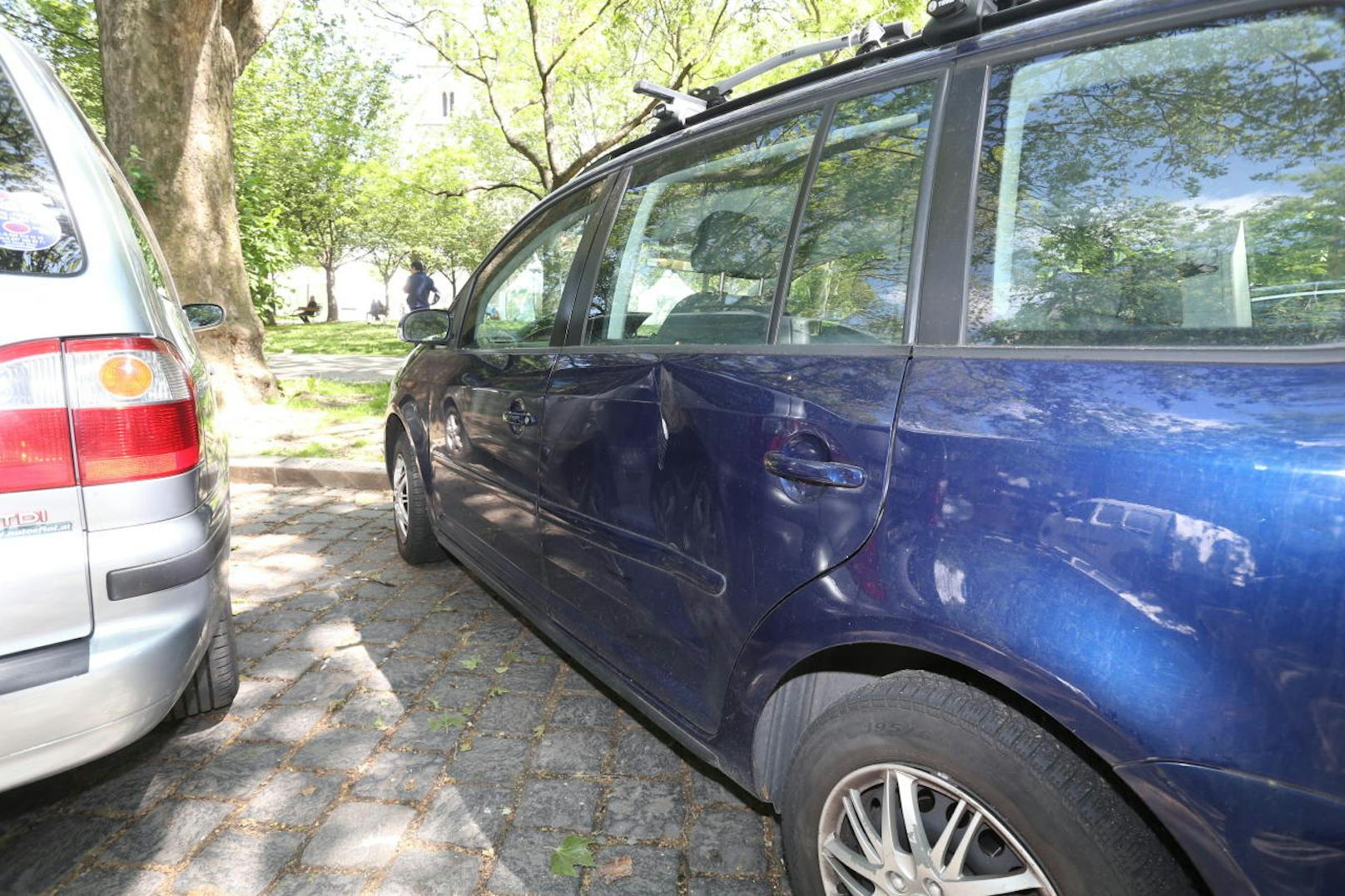 Der Lenker raste in zwei geparkte Fahrzeuge, beschädigte auch diesen VW.