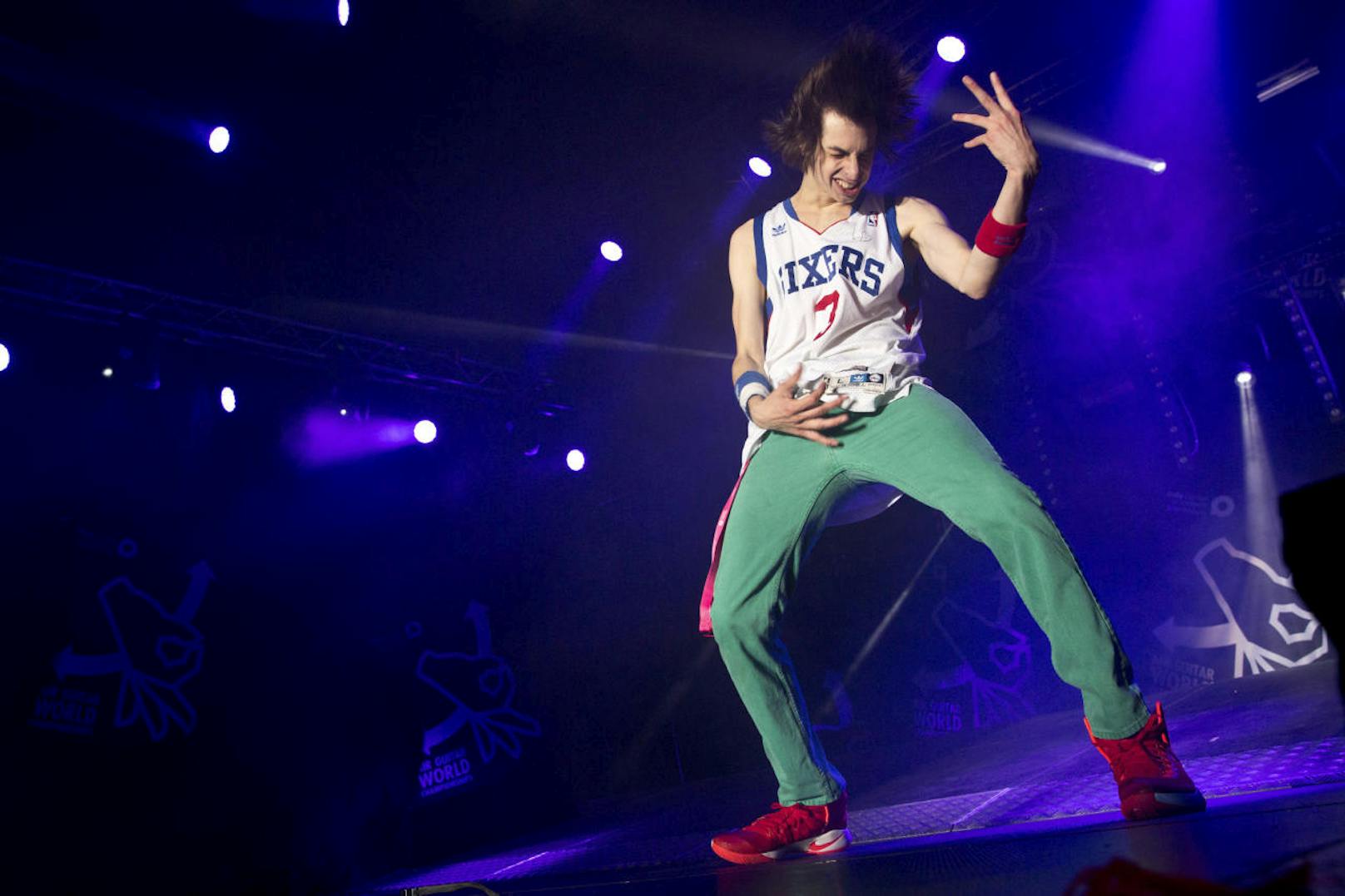 epaselect epa06163192 Winner Matt Burns alias Airistotle of USA performs during the final of the 22nd Air Guitar Championships in Oulu, Finland, 25 August 2017.  EPA-EFE/TOMI HANNINEN