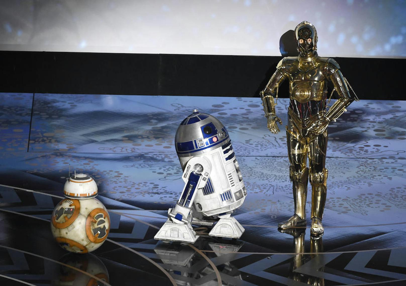 Die Star Wars-Roboter aus "Star Wars", BB-8,  R2-D2, und C-3PO sind ebenfalls auf der Bühne.