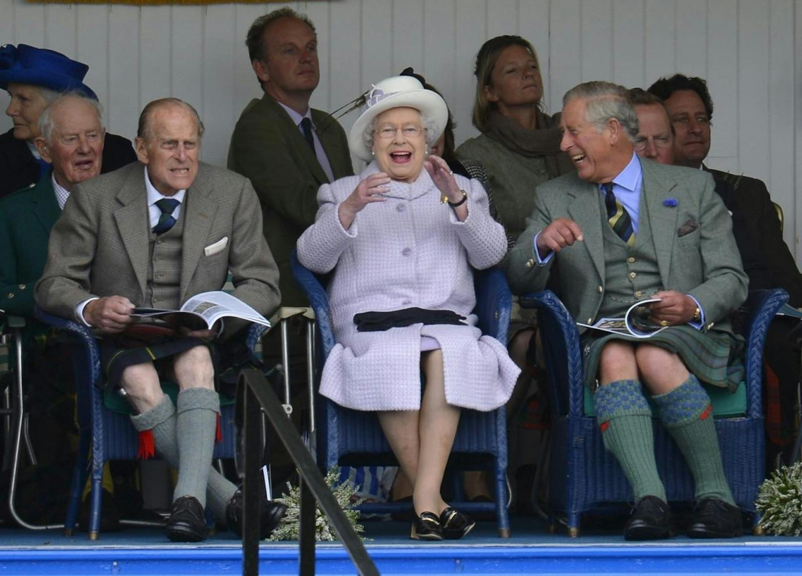 Queen Elizabeth II. im lila Outfit.