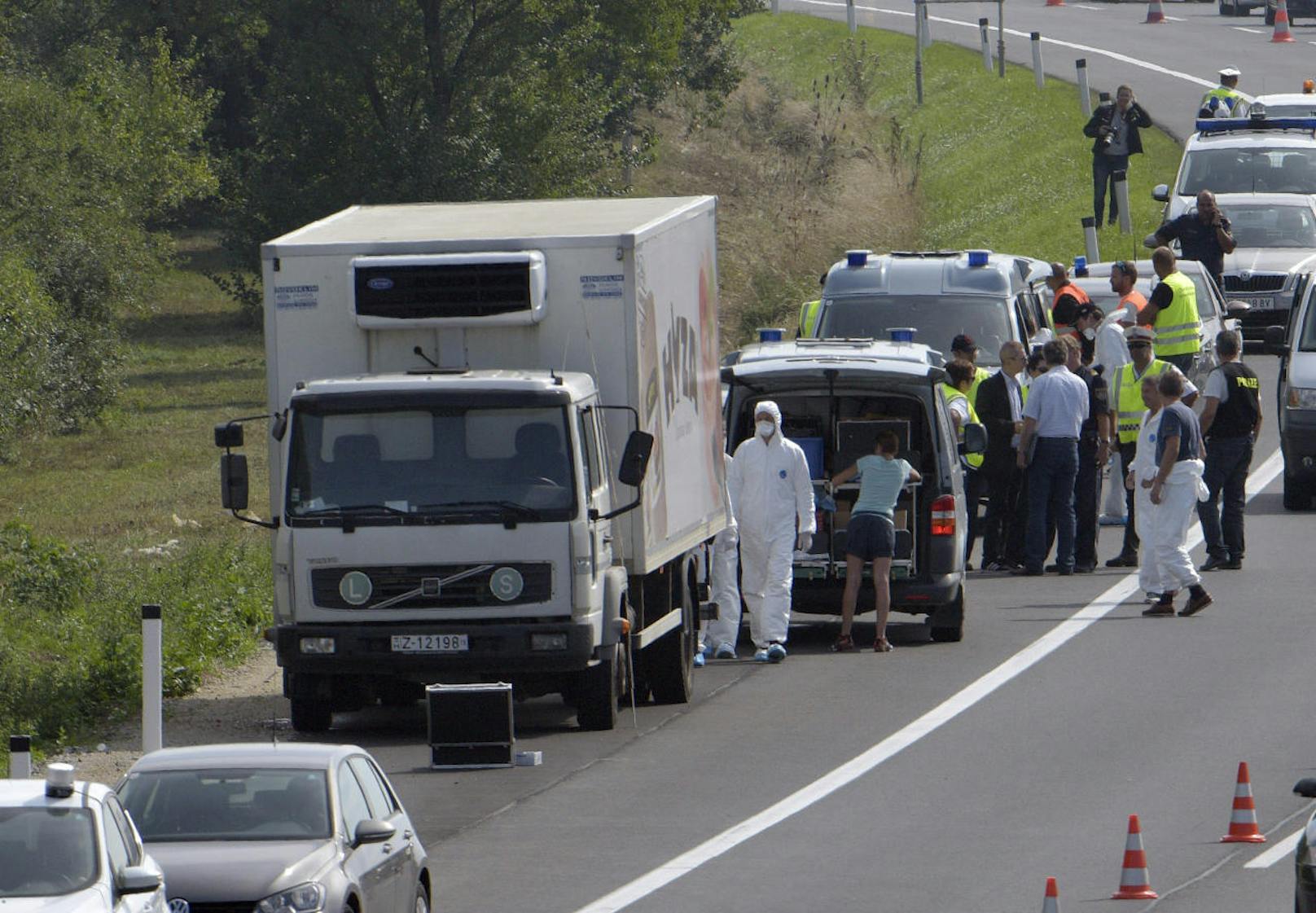 Deren Leichen wurden im Laderaum eines Kühl-Lkws bei Parndorf im Burgenland gefunden. Der Fahrer hatte den Laster einfach am Straßenrand der A4 abgestellt und war geflüchtet.