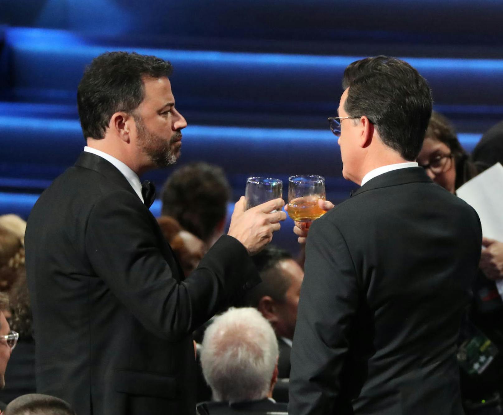 Moderator Stephen Colbert tratscht mit Jimmy Kimmel (l)