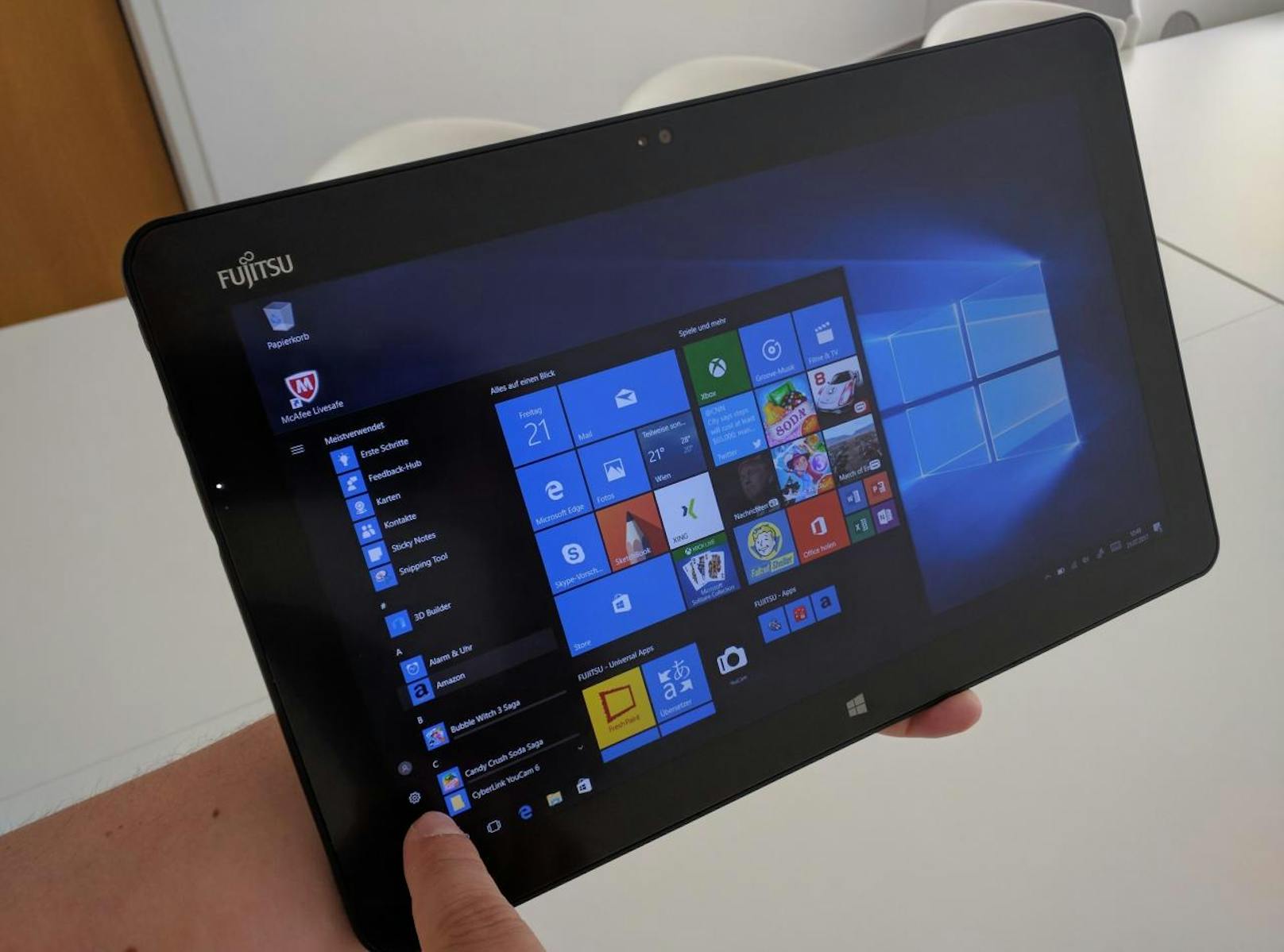 Das Windows-10-Pro-LTE-Tablet wird wie die Konkurrenten mit Tastatur, die auch als Cover fungiert, und einem Standteil zu einem Laptop umgewandelt.