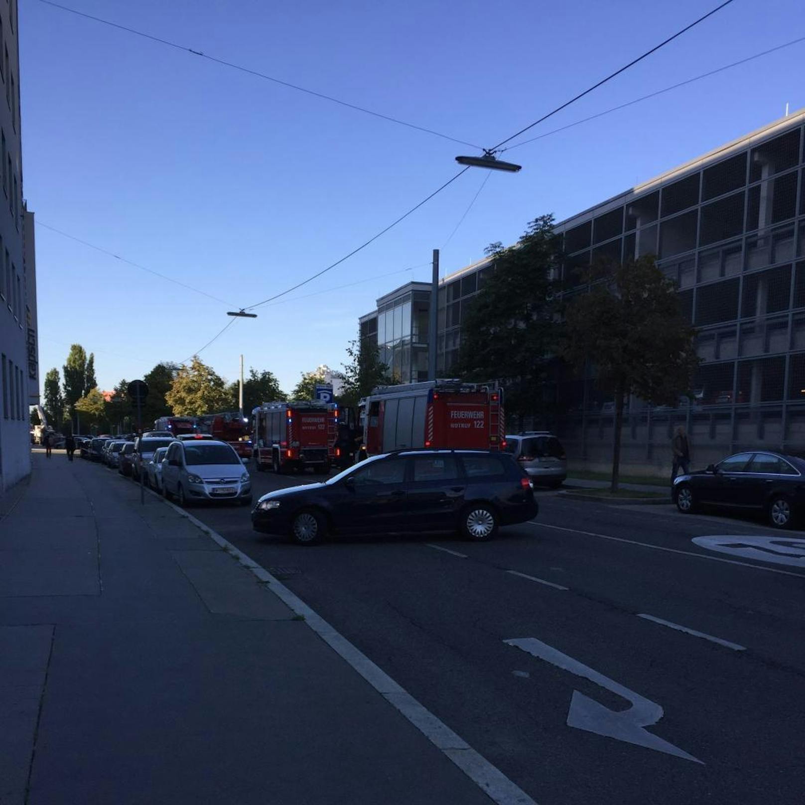 Schwarzer Rauch qualmte am Mittwochmorgen aus der Europlaza-Parkgarage in Wien-Meidling. Die Feuerwehr war mit mehreren Einsatzfahrzeugen vor Ort.