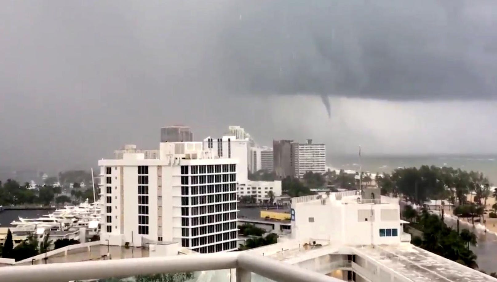 Während das Auge von Hurrikan Irma an der Westküste Floridas entlangzieht, verursacht der Zyklon an der Ostküste zahlreiche Tornados. Im Bild: Ein sich bildender Tornado bei Fort Lauderdale nahe Miami (9. September 2017).