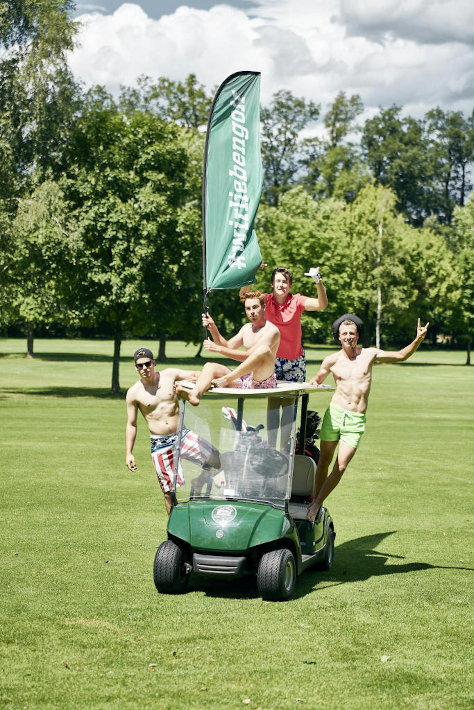 "Golf goes crazy": Luca Painsi, Oliver Rath, Gregor Taurer und Florian Biedermann landeten mit ihrer Oben-ohne-Golfrunde einen Socialmedia-Hit.