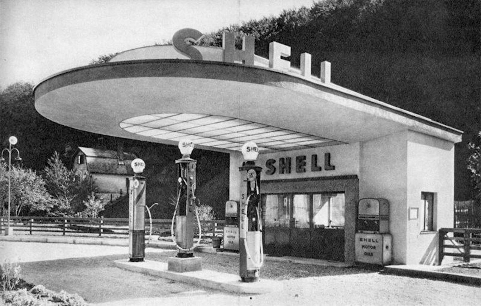 Aber auch in unserer Nähe gab es bereits früh Tankstellen: 1940 wurde dieses Bauhaus-Modell für Shell gebaut.